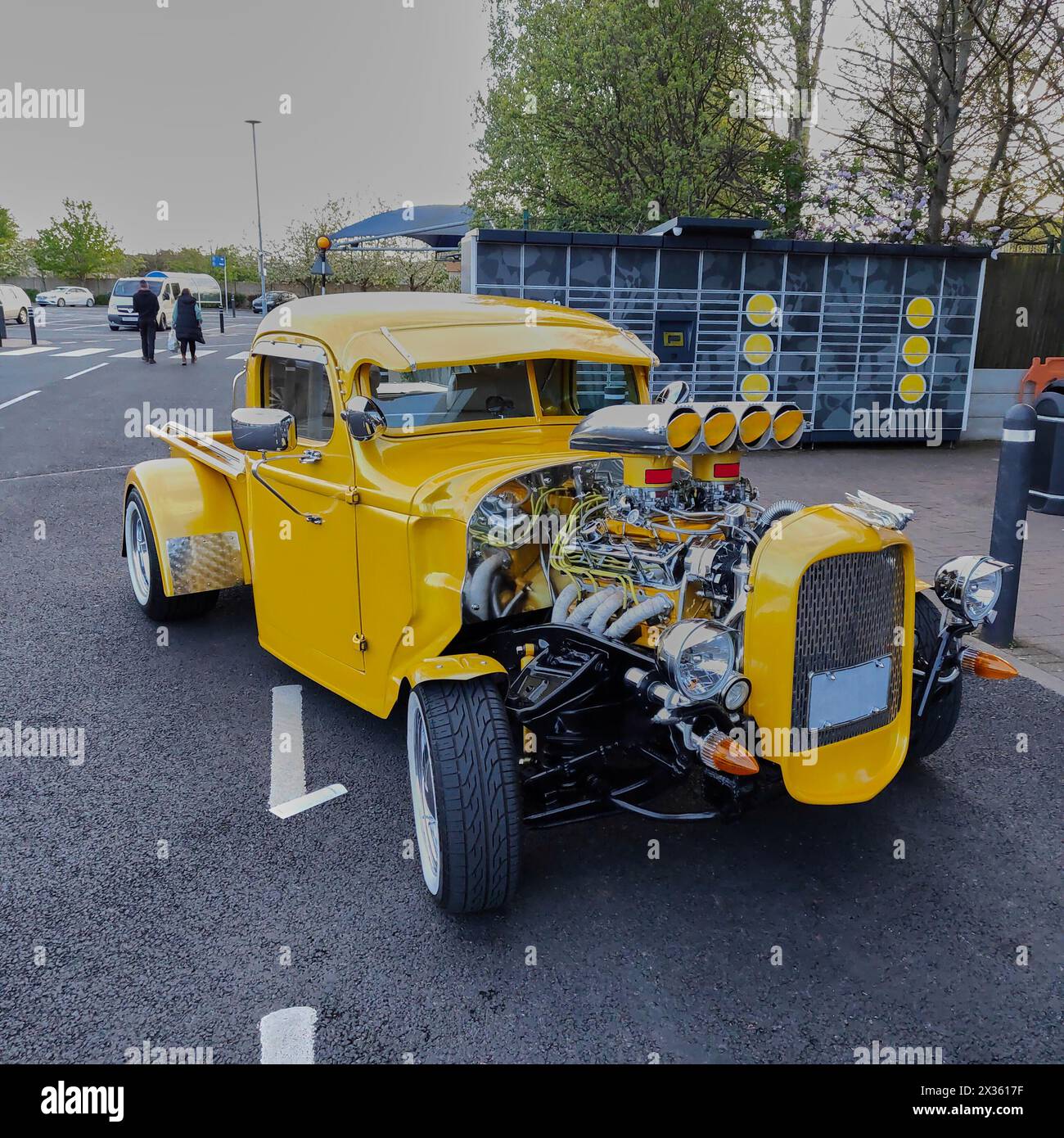 Bel roadster personalizzato giallo parcheggiato. Foto Stock