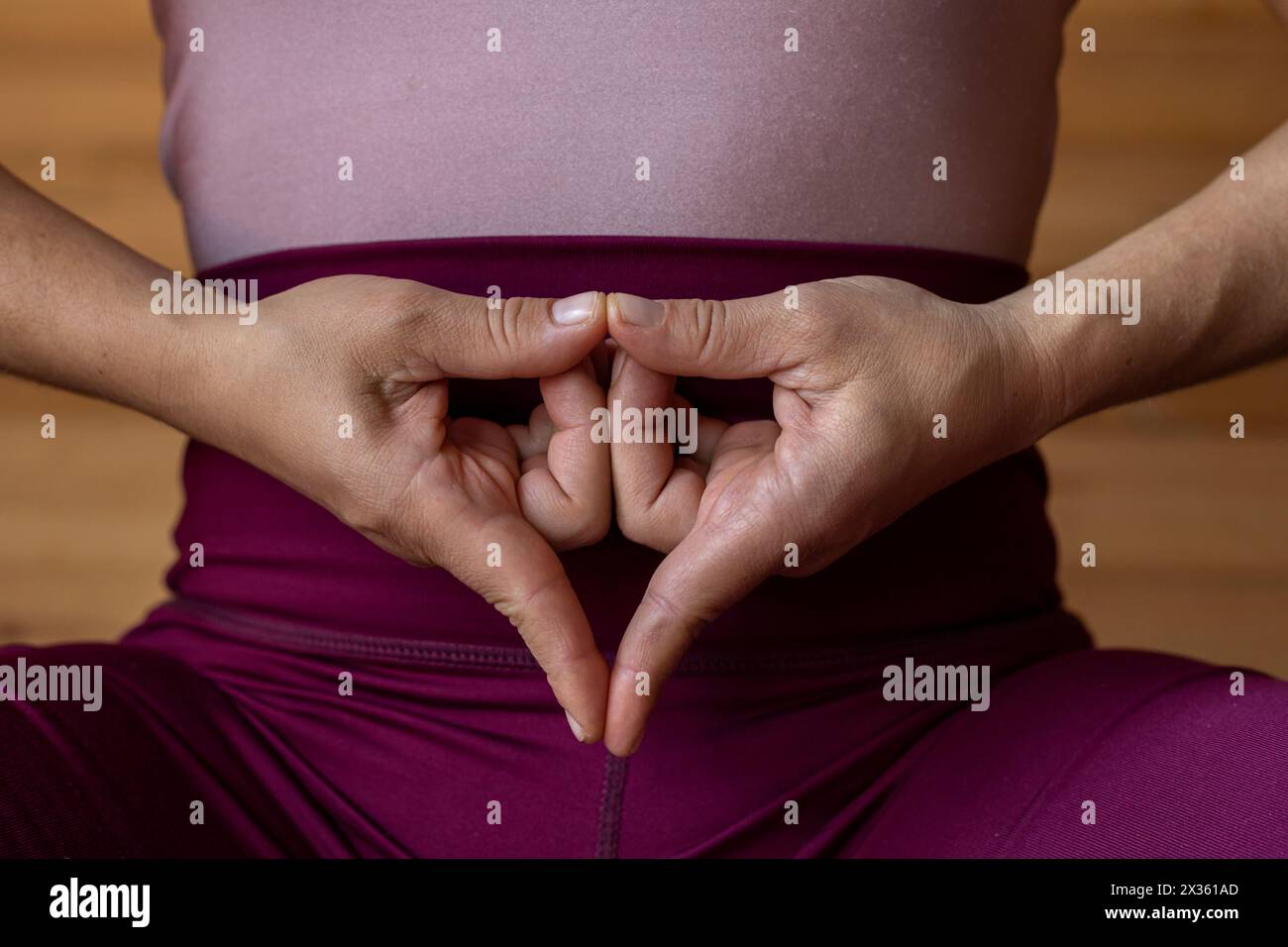 Le mani della donna latinoamericana con le mani aperte e allungate che fanno il gesto della mano Yoni Mudra o adi shakti femminile. Irriconoscibile. Yoga e meditazione Foto Stock