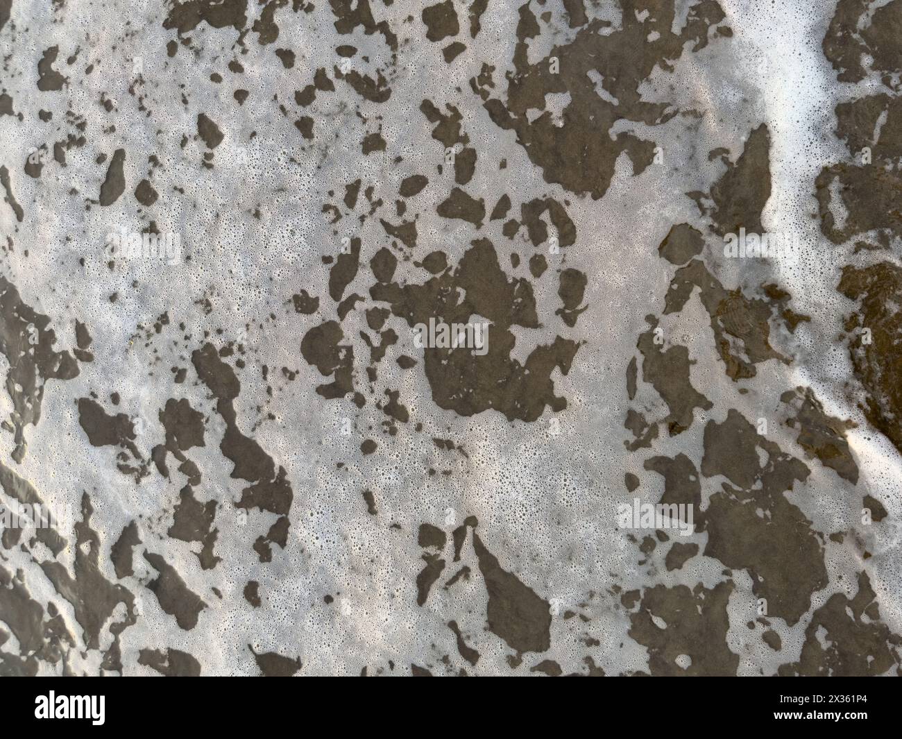 Vista ravvicinata dello sfondo con consistenza di acqua di mare spumeggiante Foto Stock