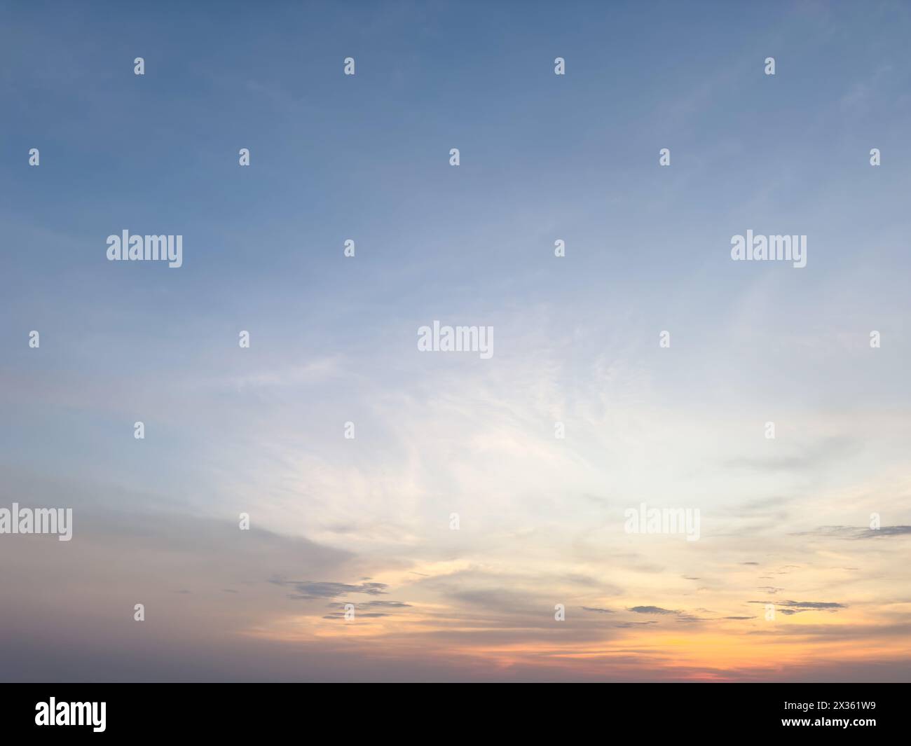 Paesaggio nuvoloso del cielo al tramonto con piccole nuvole limpide Foto Stock