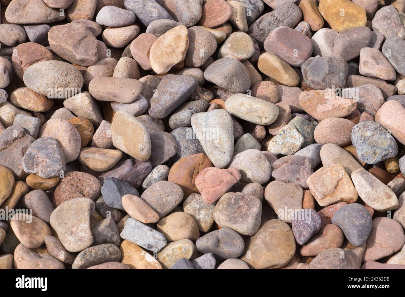 Una pila di rocce con una varietà di colori e dimensioni. Le rocce sono sparse e non in una pila ordinata Foto Stock