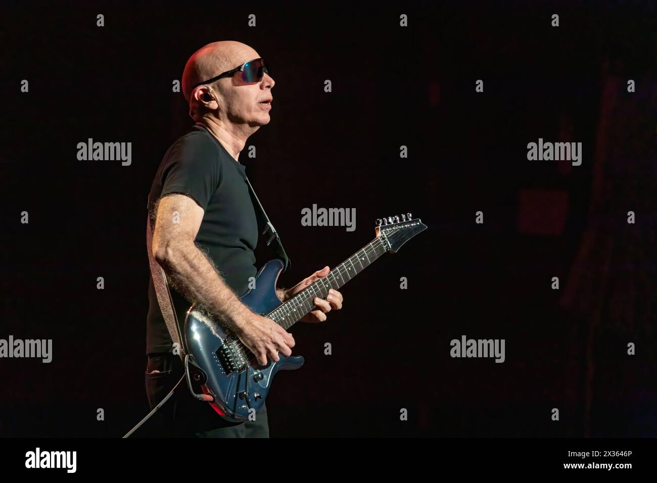 Milwaukee, Stati Uniti. 23 aprile 2024. Joe Satriani al Riverside Theater il 23 aprile 2024, a Milwaukee, Wisconsin (foto di Daniel DeSlover/Sipa USA) crediti: SIPA USA/Alamy Live News Foto Stock