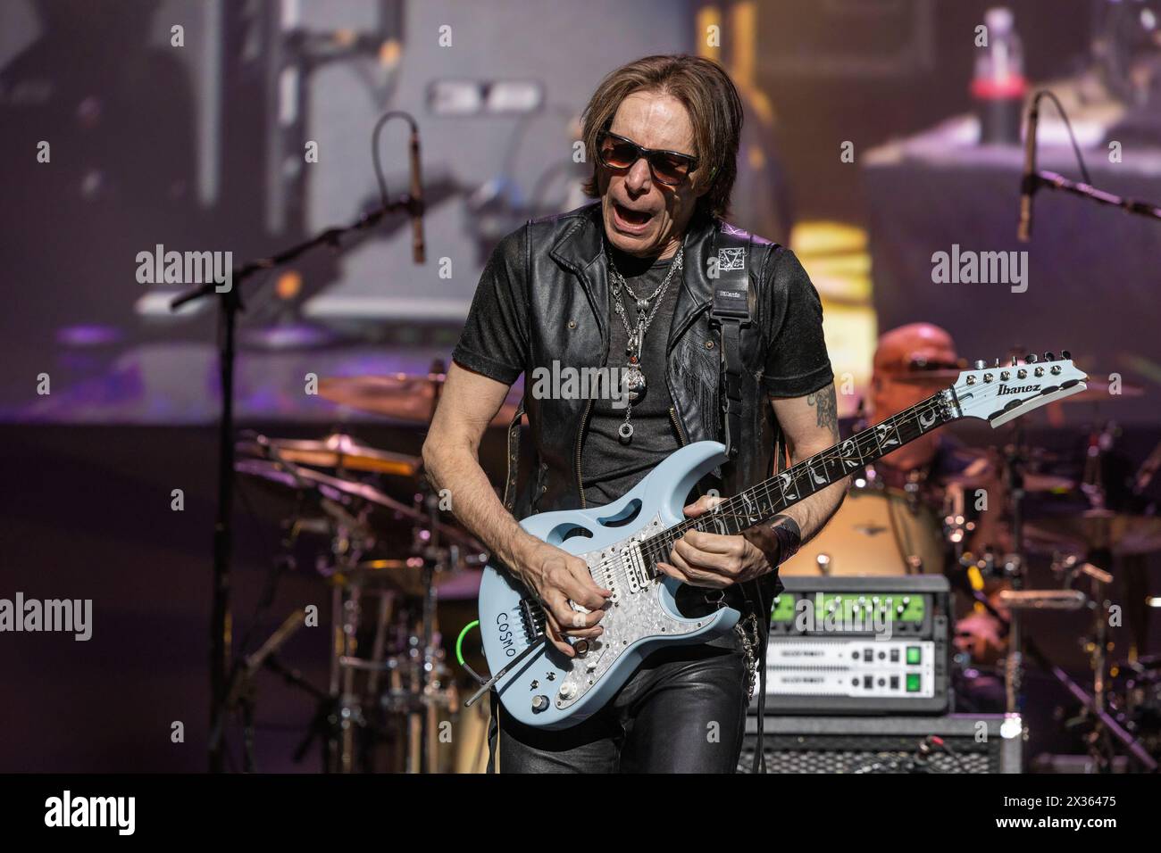 Milwaukee, Stati Uniti. 23 aprile 2024. Steve Vai al Riverside Theater il 23 aprile 2024, a Milwaukee, Wisconsin (foto di Daniel DeSlover/Sipa USA) crediti: SIPA USA/Alamy Live News Foto Stock