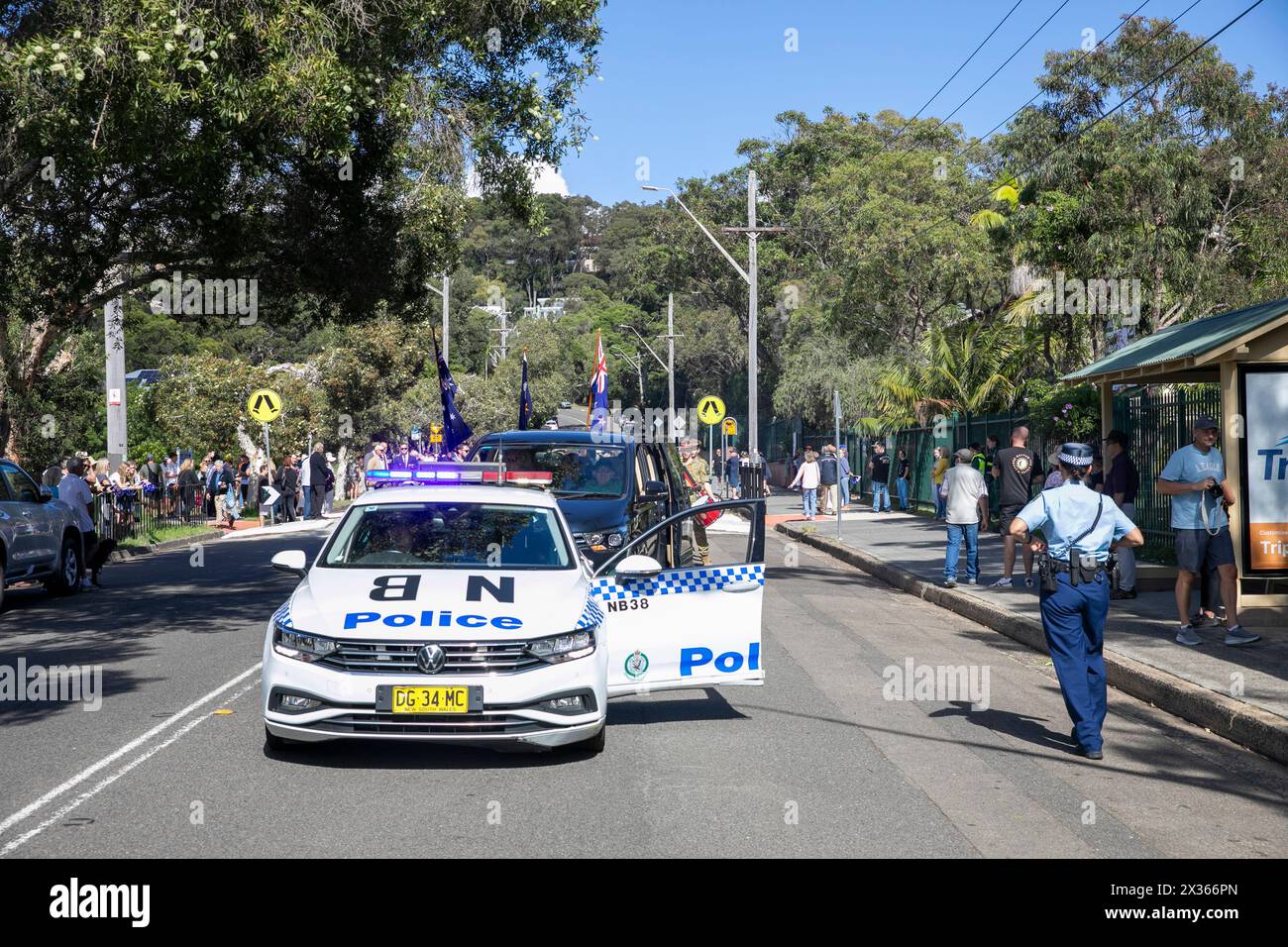 Sydney, Australia, giovedì 25 aprile 2024. Nel piccolo sobborgo di Sydney di Avalon Beach migliaia di persone si sono rivelate a guardare la marcia del giorno ANZAC e il servizio che seguì a Dunbar Park. L'ANZAC Day in Australia è una giornata nazionale di commemorazione che celebra gli australiani, i neozelandesi e gli alleati che hanno dato la vita in battaglia. Per non dimenticarlo. Li ricorderemo. Credit Martin Berry@alamy notizie in diretta Foto Stock