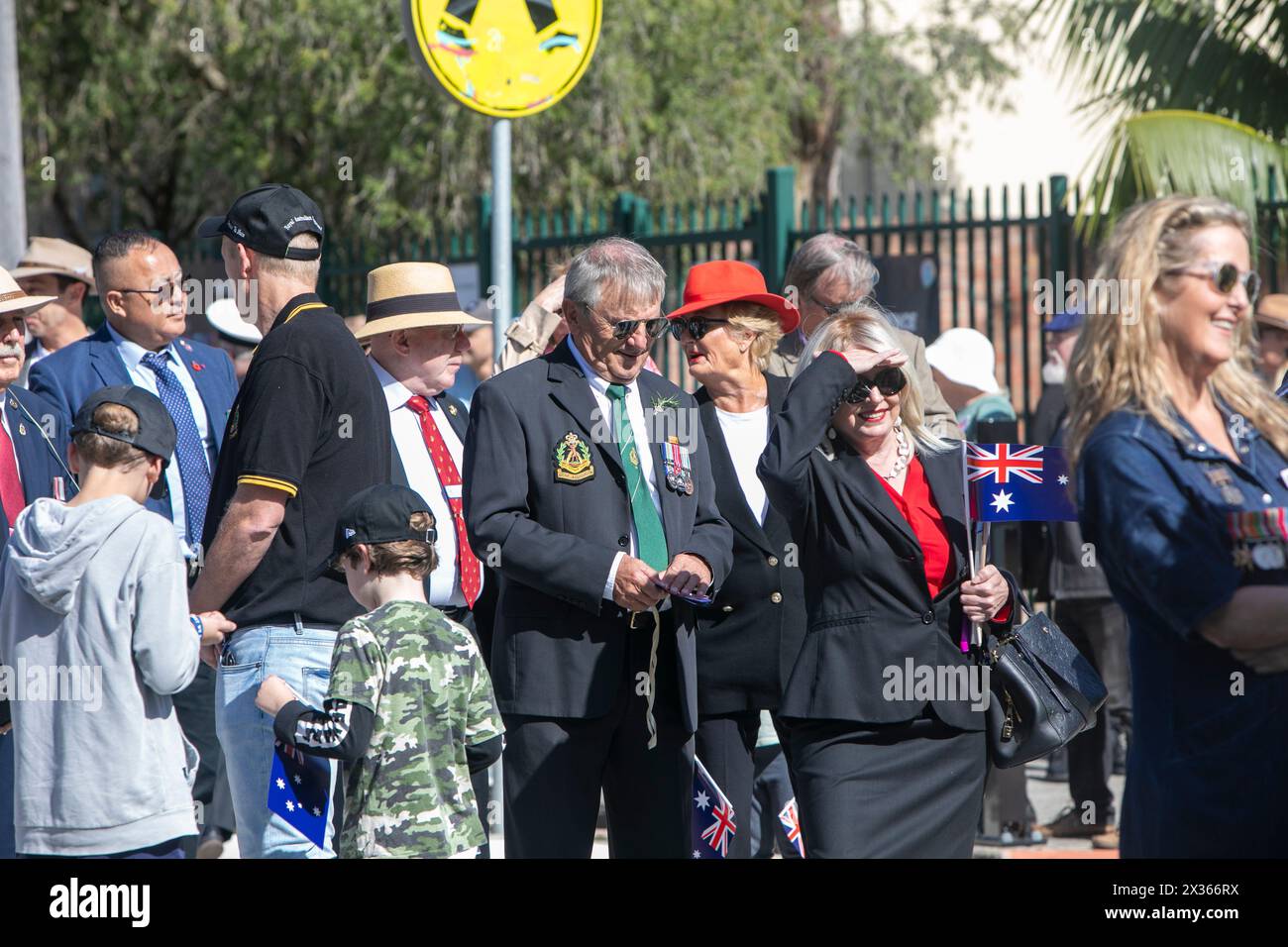 Sydney, Australia, giovedì 25 aprile 2024. Nel piccolo sobborgo di Sydney di Avalon Beach migliaia di persone si sono rivelate a guardare la marcia del giorno ANZAC e il servizio che seguì a Dunbar Park. L'ANZAC Day in Australia è una giornata nazionale di commemorazione che celebra gli australiani, i neozelandesi e gli alleati che hanno dato la vita in battaglia. Consigliere Karina Page (in alto rosso) con veterani. Per non dimenticarlo. Li ricorderemo. Credit Martin Berry@alamy notizie in diretta Foto Stock