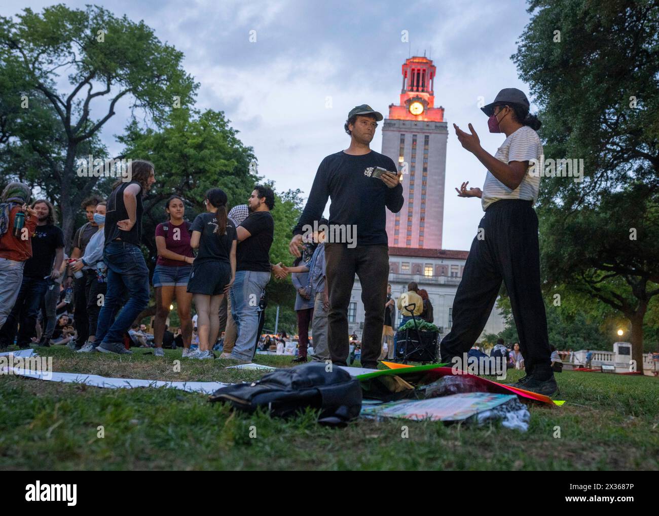 Austin Texas USA, 24 aprile 2024: I sostenitori del Palestine Solidarity Committee (PSC) presso l'Università del Texas ad Austin si riuniscono di fronte alla UT Tower in tarda serata per una protesta pacifica contro la guerra di Israele a Gaza. All'inizio della giornata, il governatore del Texas Greg Abbott ha ordinato ai soldati del Dipartimento della pubblica sicurezza del Texas (DPS) di interrompere una marcia pacifica di protesta pro-palestinese, la quale ha aumentato le tensioni e portato a più di 50 arresti. Crediti: Bob Daemmrich/Alamy Live News Foto Stock