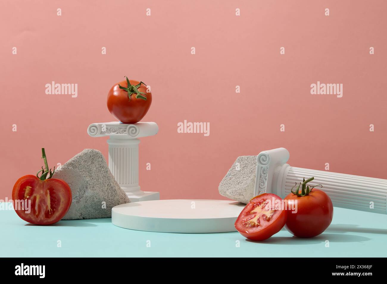 Un podio rotondo con spazio vuoto decorato con pomodori. I pomodori possono essere un'aggiunta fantastica alla tua routine di cura della pelle per una pelle radiosa e nutriente Foto Stock