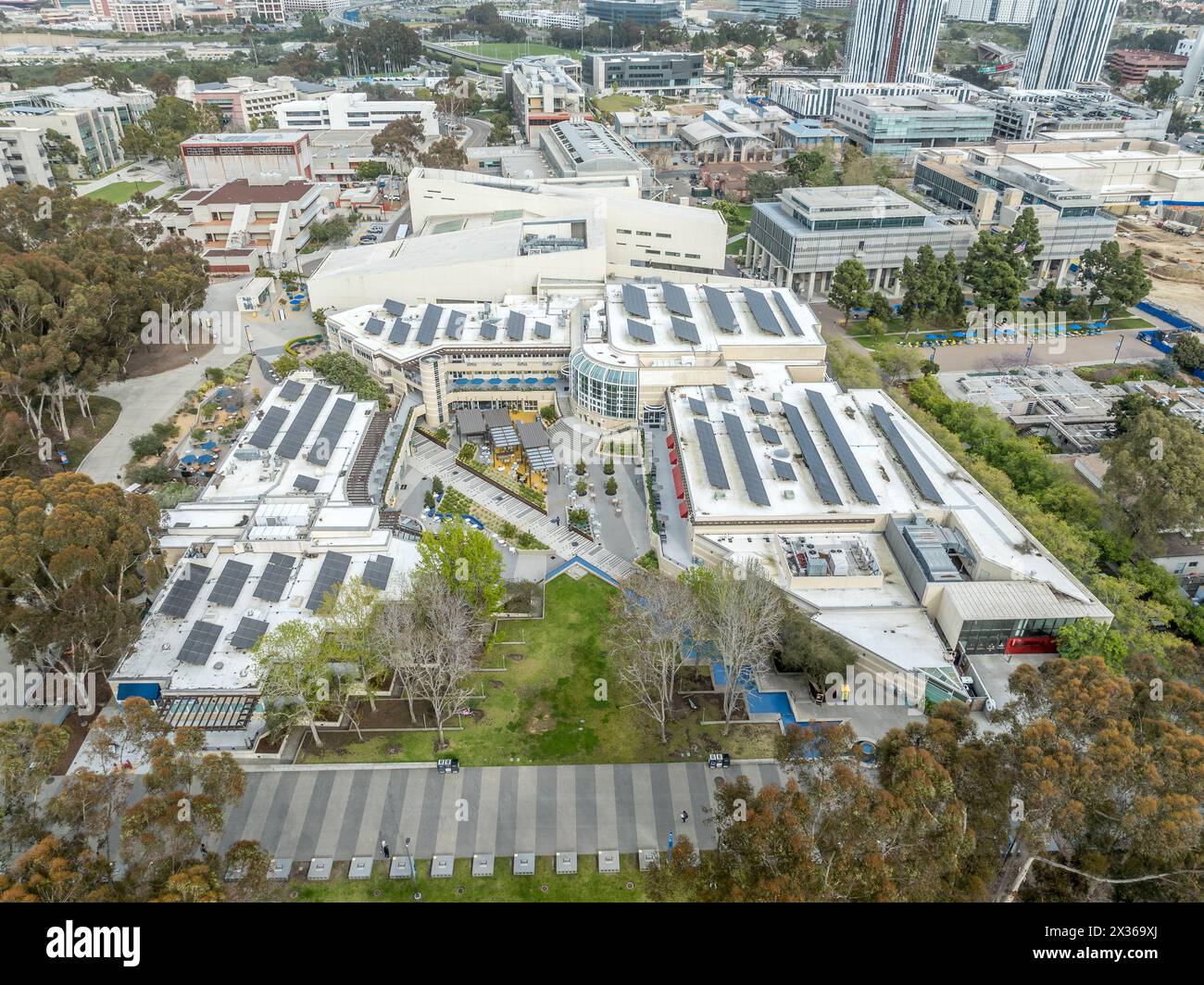 Vista aerea del centro studenti UCSD con pannelli solari sul tetto Foto Stock