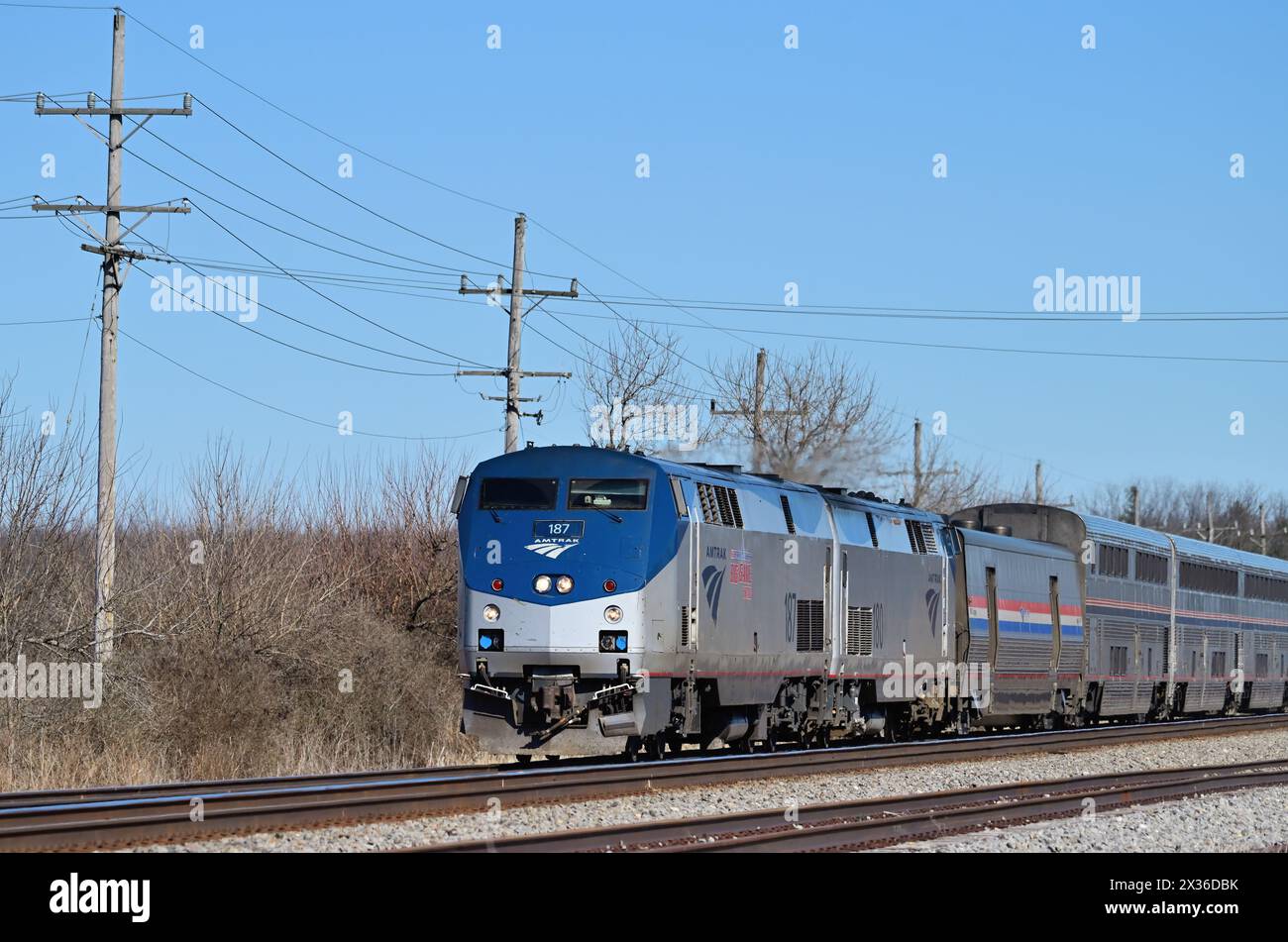 Somanauk, Illinois, Stati Uniti. La California Zephyr della Amtrak ruggisce attraverso l'Illinois rurale durante il suo viaggio verso l'area della baia di San Francisco. Foto Stock