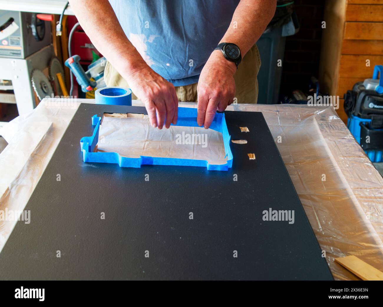Applicazione di pittori blu per costruire una diga per evitare che l'epossidico fuoriesca sui bordi e sull'area di copertura in cui l'epossidico non è richiesto. Cary, Carolina del Nord Foto Stock
