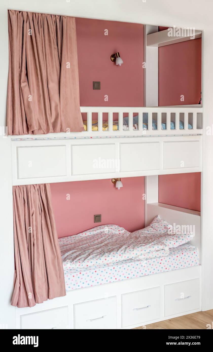 Tende rosa per letto a castello per ragazze in camera da letto senza persone Foto Stock
