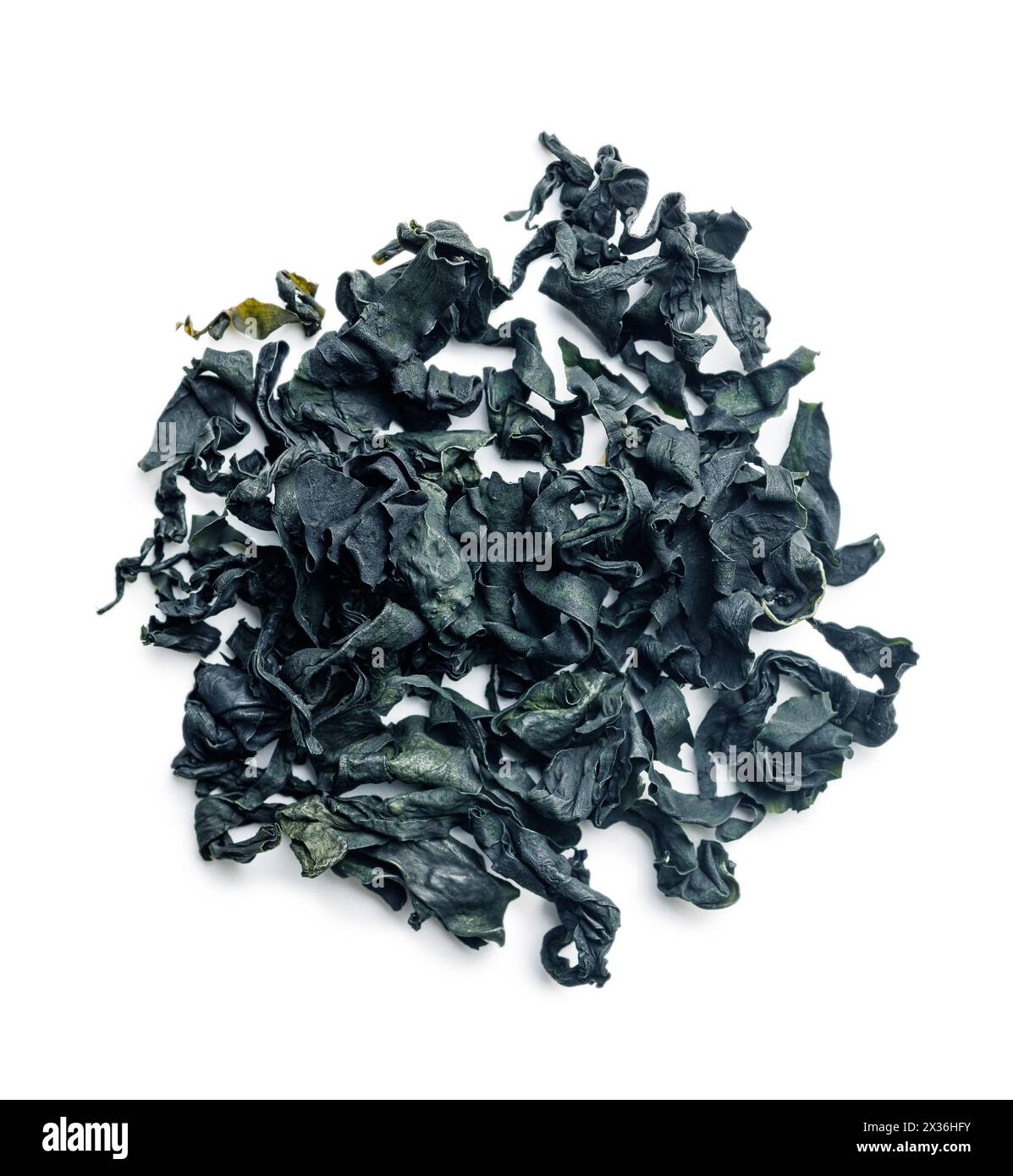 Alghe wakame essiccate isolate su sfondo bianco. Foto Stock