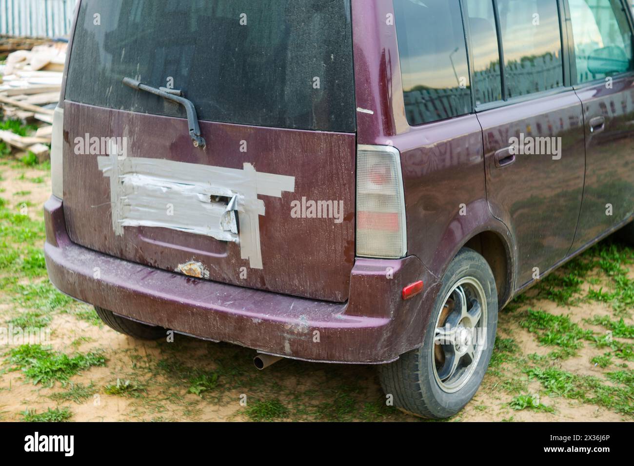 un'auto con targhe nascoste ricoperte di nastro adesivo, ripresa da esterni Foto Stock