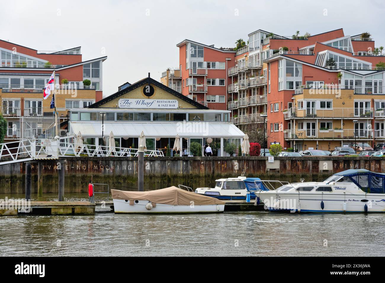 Il fiume Tamigi a Teddington è chiuso con moderni appartamenti sul mare e barche ormeggiate nella grande Londra Inghilterra Regno Unito Foto Stock