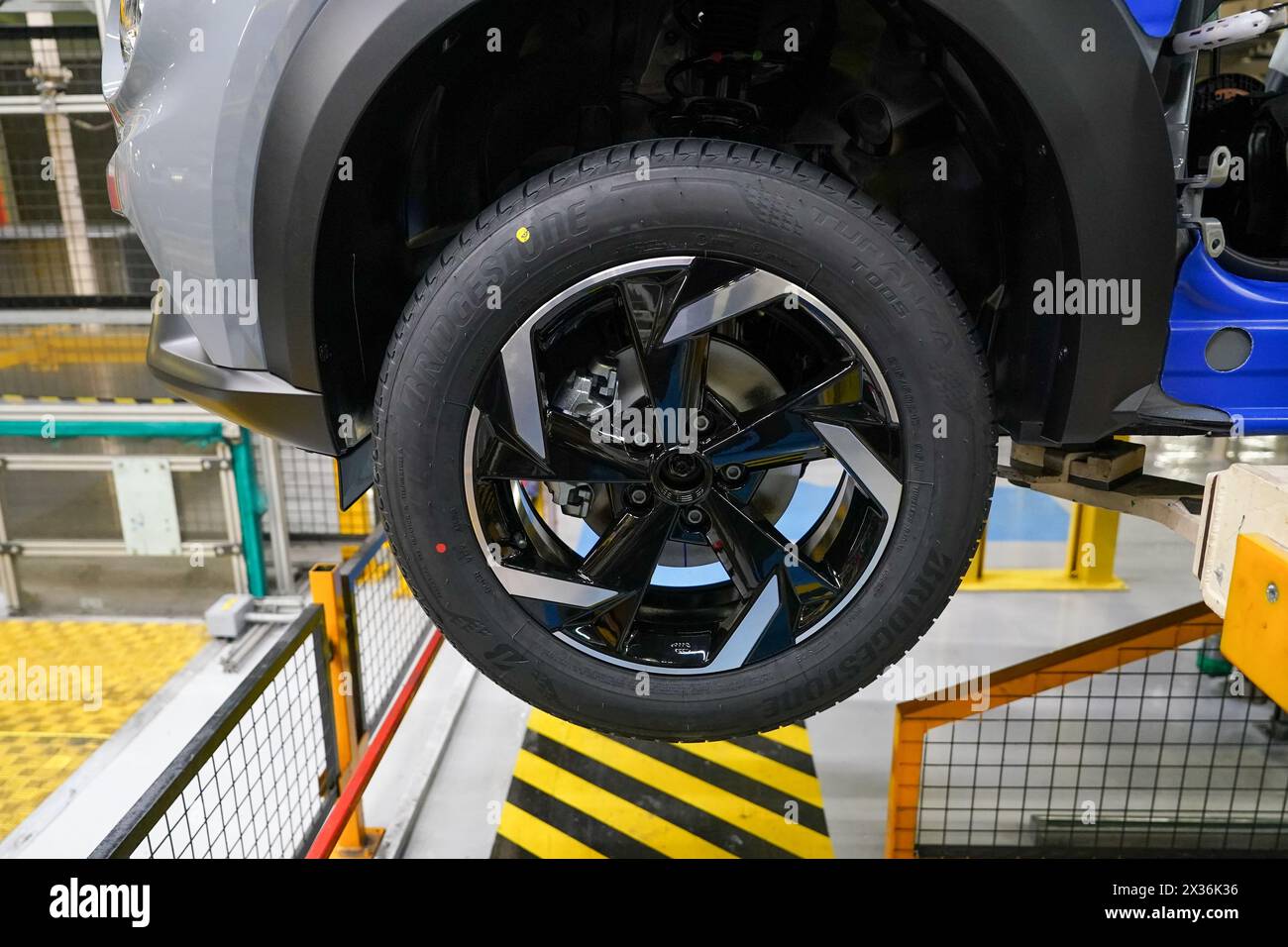 Foto datata 24/11/23 di una produzione automobilistica che si svolge prima della visita del primo ministro Rishi Sunak e del Cancelliere dello Scacchiere Jeremy Hunt allo stabilimento automobilistico Nissan di Sunderland. La produzione automobilistica è diminuita il mese scorso, a causa delle modifiche apportate alle fabbriche per i nuovi modelli, come dimostrano le ultime cifre. Il numero di auto costruite è stato di 59.467, in calo del 27% rispetto a un anno fa, ha dichiarato la società dei costruttori e dei commercianti di motori (SMMT). Data di pubblicazione: Giovedì 25 aprile 2024. Foto Stock