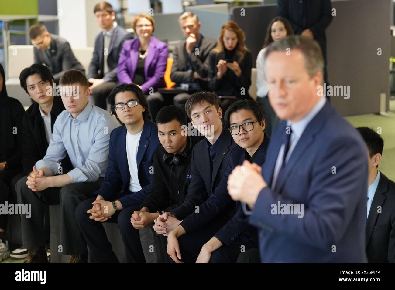 Il Segretario agli Esteri David Cameron parla durante una sessione di domande e risposte con gli studenti dell'Università IT di Astana in Kazakistan, durante il suo tour di cinque giorni nella regione dell'Asia centrale. Data foto: Giovedì 25 aprile 2024. Foto Stock