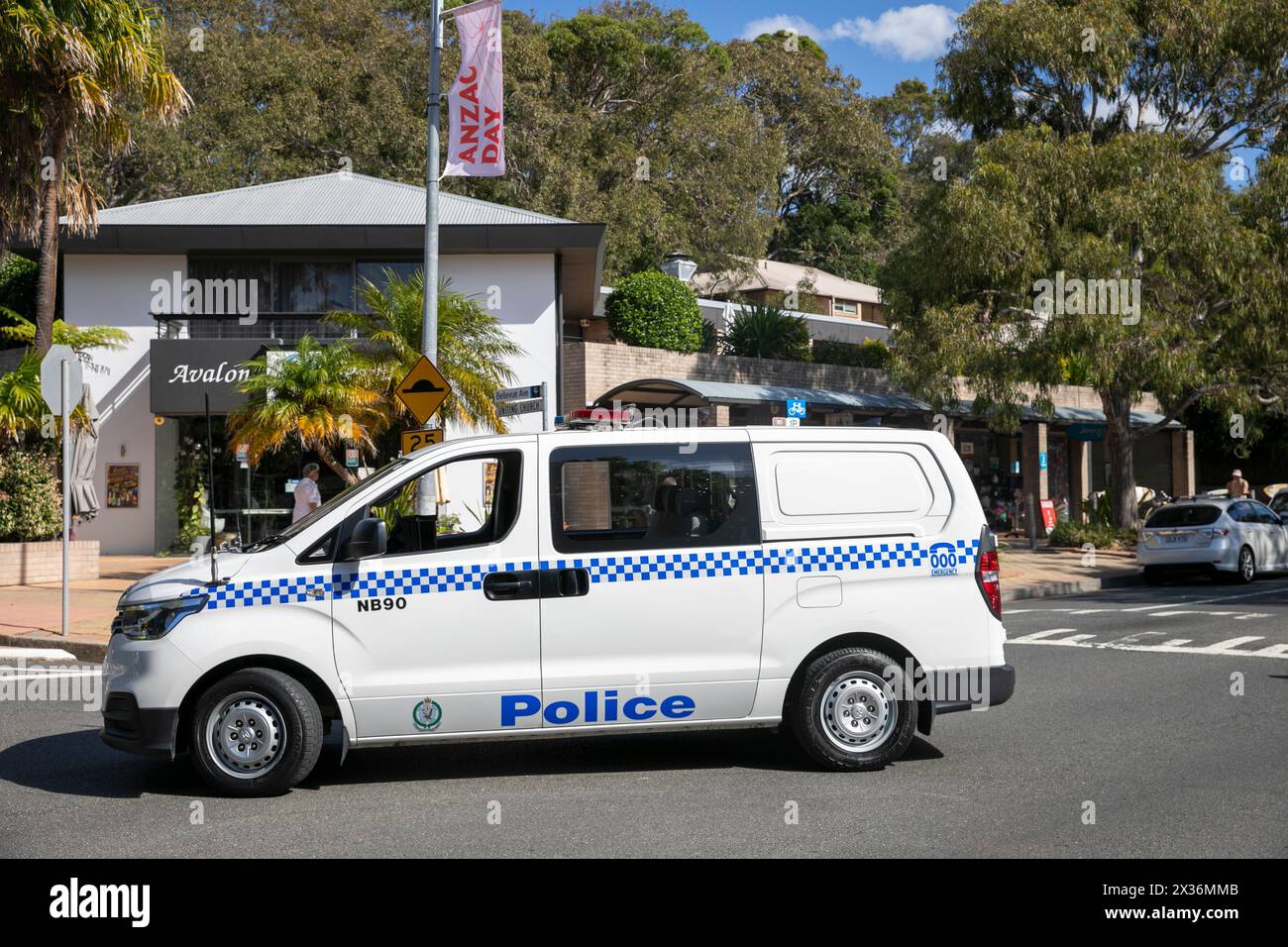 I preparativi per la parata ANZAC Day ad Avalon Beach Sydney, il furgone della polizia di Sydney bloccava la strada per tenere lontano il traffico quando arriva la parata, NSW Foto Stock