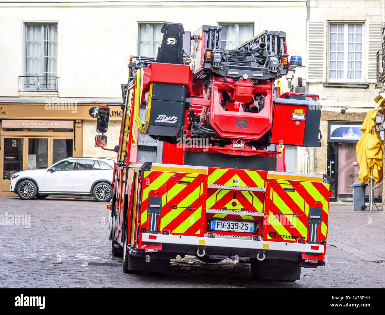 Motore antincendio Rosenbauer che attraversa il centro città - Tours, Indre-et-Loire (37), Francia. Foto Stock