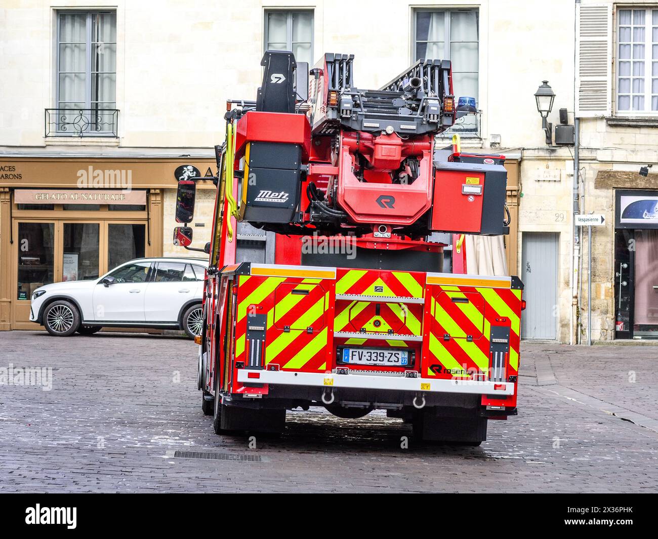Motore antincendio Rosenbauer che attraversa il centro città - Tours, Indre-et-Loire (37), Francia. Foto Stock