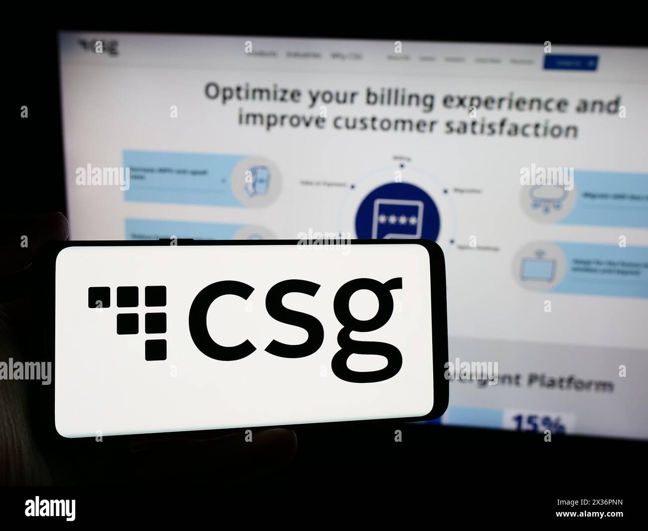 Persona che possiede uno smartphone con il logo della società di software BSS statunitense CSG Systems Inc. Davanti al sito Web. Mettere a fuoco il display del telefono. Foto Stock