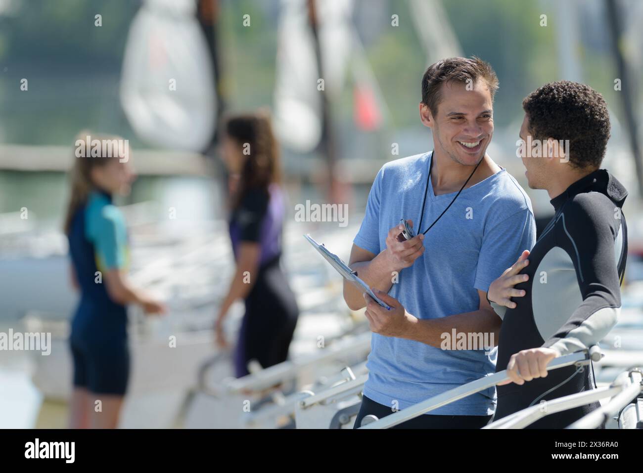 uomo in muta che parla con l'allenatore Foto Stock