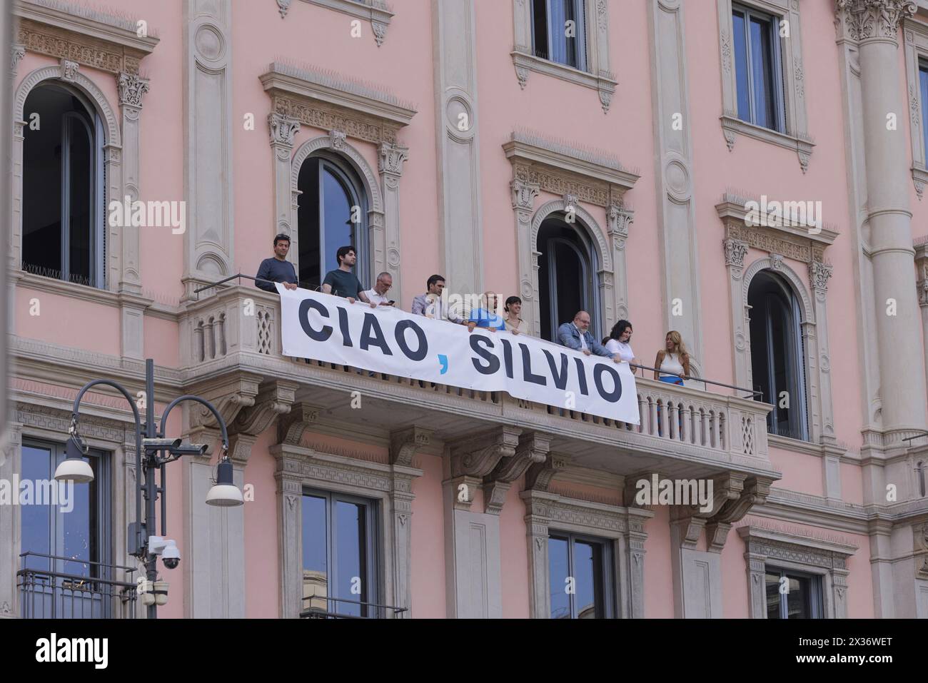 Milano, Italia, 14 giugno, 2023. L'ultimo addio esposto su un balcone in Piazza del Duomo durante le funebre di Stato dell'ex presidente italiano Silvio Berlusconi, deceduta il 12 giugno 2023 all'ospedale San Raffaele di Milano. i funerali, celebrati all'interno del Duomo di Milano, sono stati trasmessi in diretta sugli schermi giganti allestiti in piazza per il pubblico. Milano, Italia, 14 giugno 2023. L’ultimo saluto esposto ad un balcone di Piazza del Duomo durante i funerali di Stato dell’Ex Presidente del Consiglio dei ministri della Repubblica Italiana Silvio Berlusconi, morto il 12 giugno 2023 al» Foto Stock