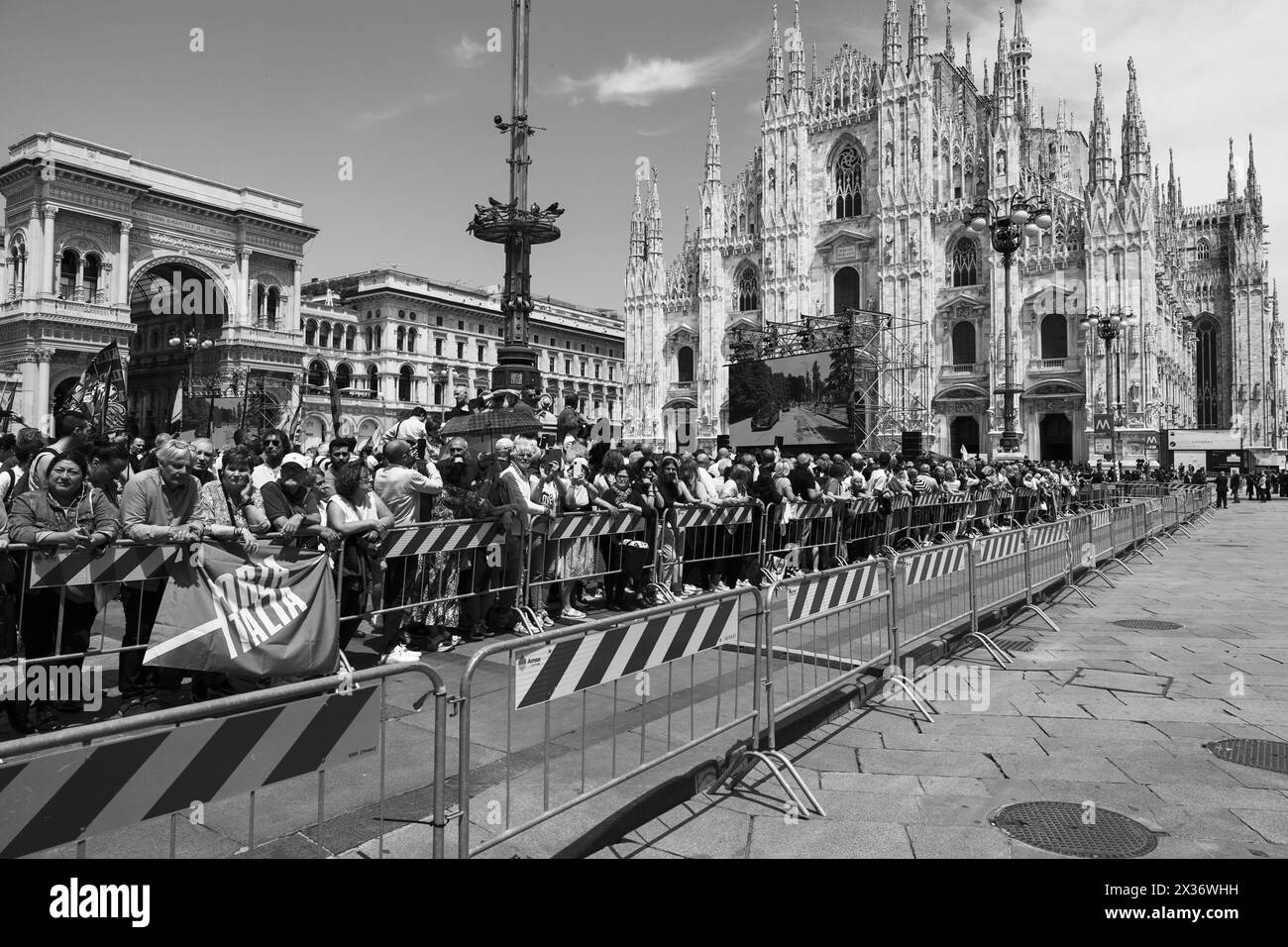 Milano, Italia, 14 giugno, 2023. La folla che partecipa al funerale di Stato dell'ex Presidente del Consiglio d'Italia Silvio Berlusconi, morto il 12 giugno 2023 all'ospedale San Raffaele di Milano. il funerale, celebrato all'interno del Duomo di Milano, è stato trasmesso in diretta sui maxi schermi allestiti nella piazza per il pubblico. Milano, Italia, 14 giugno 2023. La folla che assiste ai funerali di Stato dell'Ex Presidente del Consiglio dei ministri della Repubblica Italiana Silvio Berlusconi, morto il 12 giugno 2023 all'ospedale San Raffaele di Milano.i funerali, celebrati all'interno del Duomo di Milano, sono Foto Stock