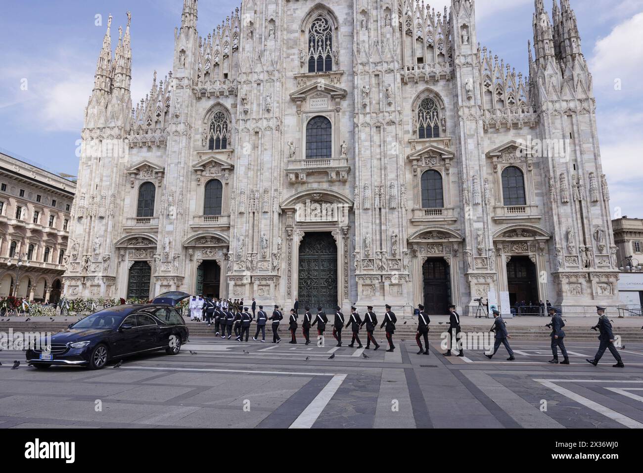 Milano, Italia, 14 giugno, 2023. La facciata del Duomo di Milano durante il funerale di Stato dell'ex primo ministro italiano Silvio Berlusconi, deceduto il 12 giugno 2023 all'ospedale San Raffaele di Milano. I funerali, durante i quali l'arcivescovo Mario Delpini ha dato una lunga omelia, sono stati trasmessi in diretta sugli schermi giganti allestiti in piazza Duomo per il pubblico. Milano, 14 giugno 2023. La facciata del Duomo di Milano durante i funerali di Stato dell'ex primo Ministro italiano Silvio Berlusconi, morto il 12 giugno 2023 all'ospedale San Raffaele di Milano. I funerali, durante i quali l'Arcivesco Foto Stock