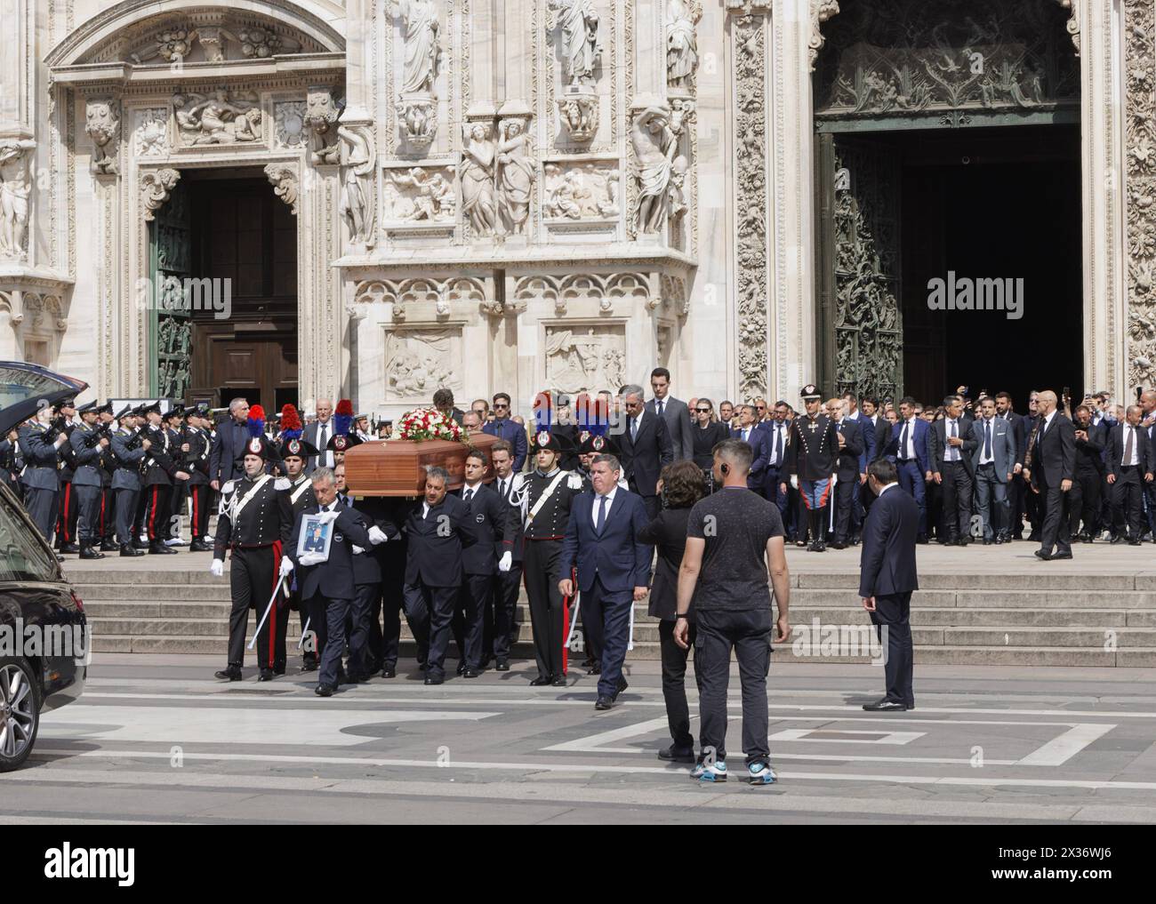 Milano, Italia, 14 giugno, 2023. La bara dell'ex primo ministro italiano Silvio Berlusconi, deceduto il 12 giugno 2023 all'ospedale San Raffaele di Milano, viene realizzata nel Duomo di Milano, al termine del funerale di Stato all'interno del Duomo. I funerali, celebrati dall'Arcivescovo Mario Delpini, sono stati trasmessi in diretta sui maxi schermi allestiti in piazza per il pubblico. Presenze ai funerali oltre la famiglia, molti esponenti politici e personaggi dello spettacolo e del calcio, tra cui il presidente della Repubblica Sergio Mattarella, la Presidente del Consigl Foto Stock