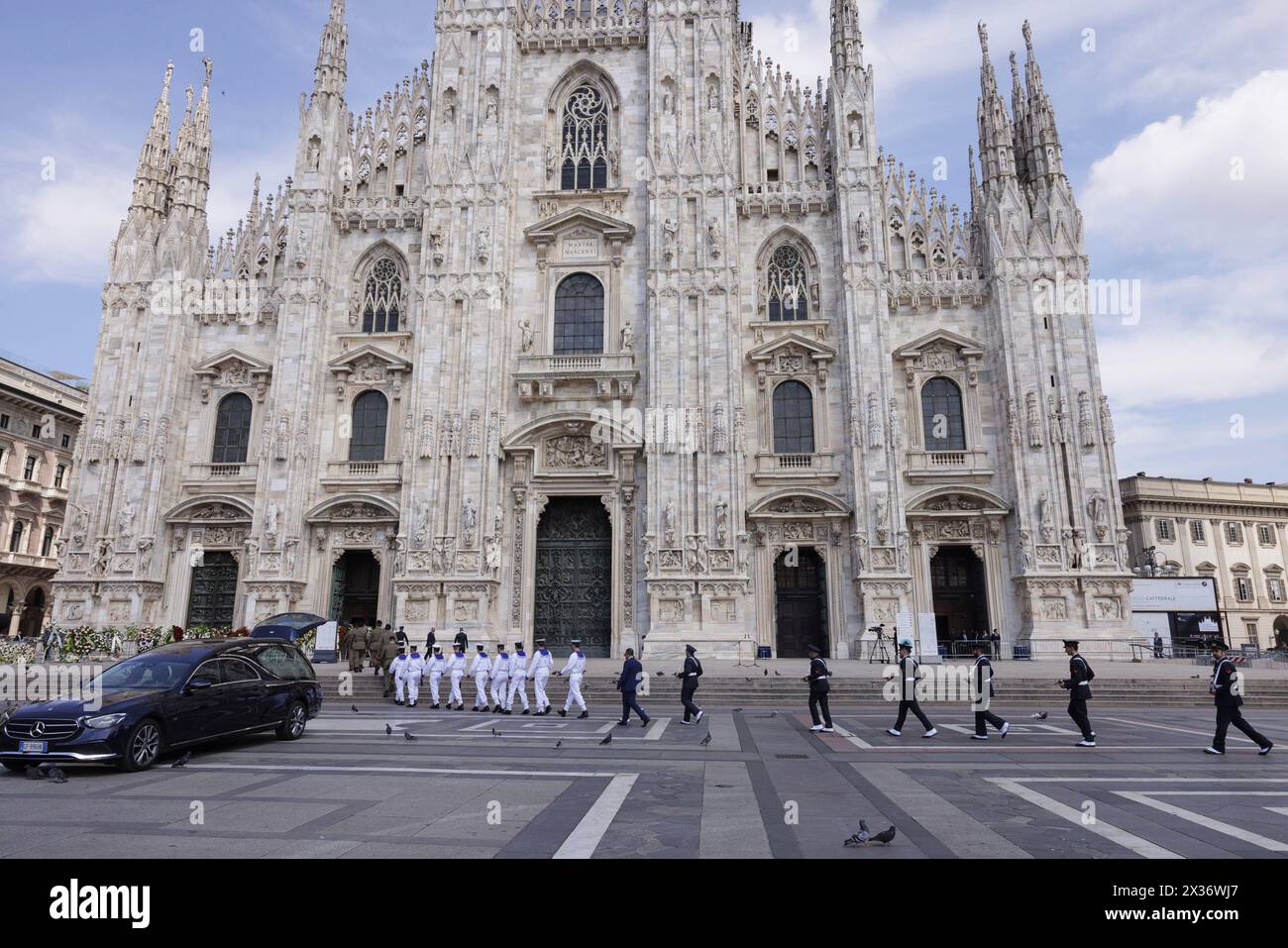 Milano, Italia, 14 giugno, 2023. La facciata del Duomo di Milano durante il funerale di Stato dell'ex primo ministro italiano Silvio Berlusconi, deceduto il 12 giugno 2023 all'ospedale San Raffaele di Milano. I funerali, durante i quali l'arcivescovo Mario Delpini ha dato una lunga omelia, sono stati trasmessi in diretta sugli schermi giganti allestiti in piazza Duomo per il pubblico. Milano, 14 giugno 2023. La facciata del Duomo di Milano durante i funerali di Stato dell'ex primo Ministro italiano Silvio Berlusconi, morto il 12 giugno 2023 all'ospedale San Raffaele di Milano. I funerali, durante i quali l'Arcivesco Foto Stock