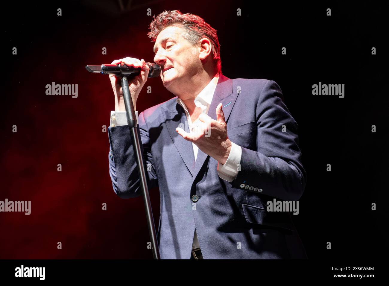 Mantova, Italia. 24 aprile 2024. Tony Hadley, nome d'arte di Anthony Patrick Hadley, canta sul palco durante la sua esibizione dal vivo per ''Mad About You'' con il favoloso TH Band European Tour al PalaUnical Theatre di Mantova, il 24 aprile 2024. (Foto di Roberto Tommasini/NurPhoto) credito: NurPhoto SRL/Alamy Live News Foto Stock