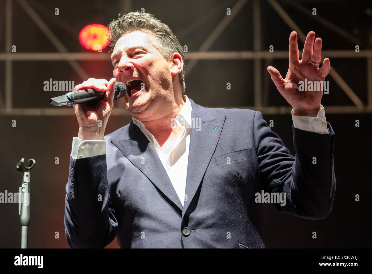 Mantova, Italia. 24 aprile 2024. Tony Hadley, nome d'arte di Anthony Patrick Hadley, canta sul palco durante la sua esibizione dal vivo per ''Mad About You'' con il favoloso TH Band European Tour al PalaUnical Theatre di Mantova, il 24 aprile 2024. (Foto di Roberto Tommasini/NurPhoto) credito: NurPhoto SRL/Alamy Live News Foto Stock