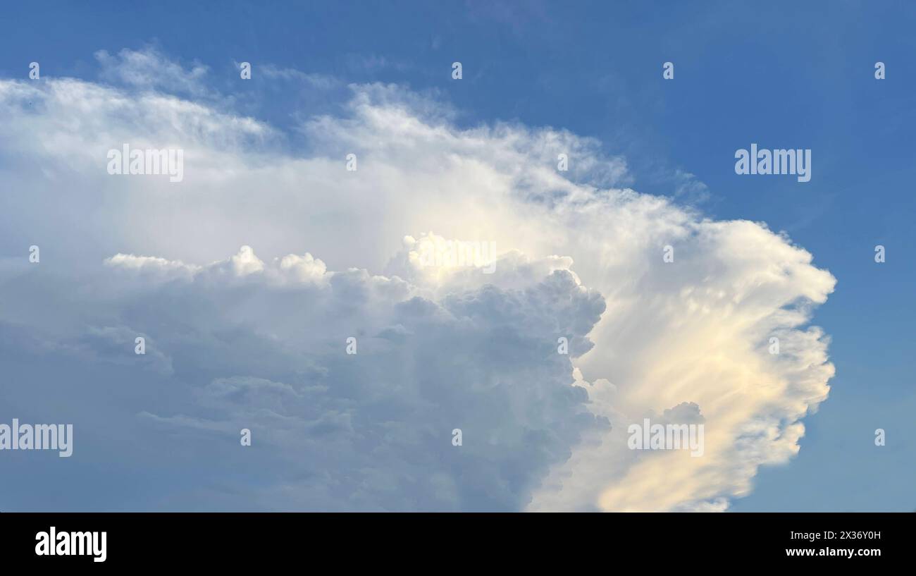 Wolken sind aus physikalischer Sicht Ansammlungen von sehr feinen Wassertroepfchen in der Atmosphaere. Da un punto di vista fisico, le nuvole sono colle Foto Stock