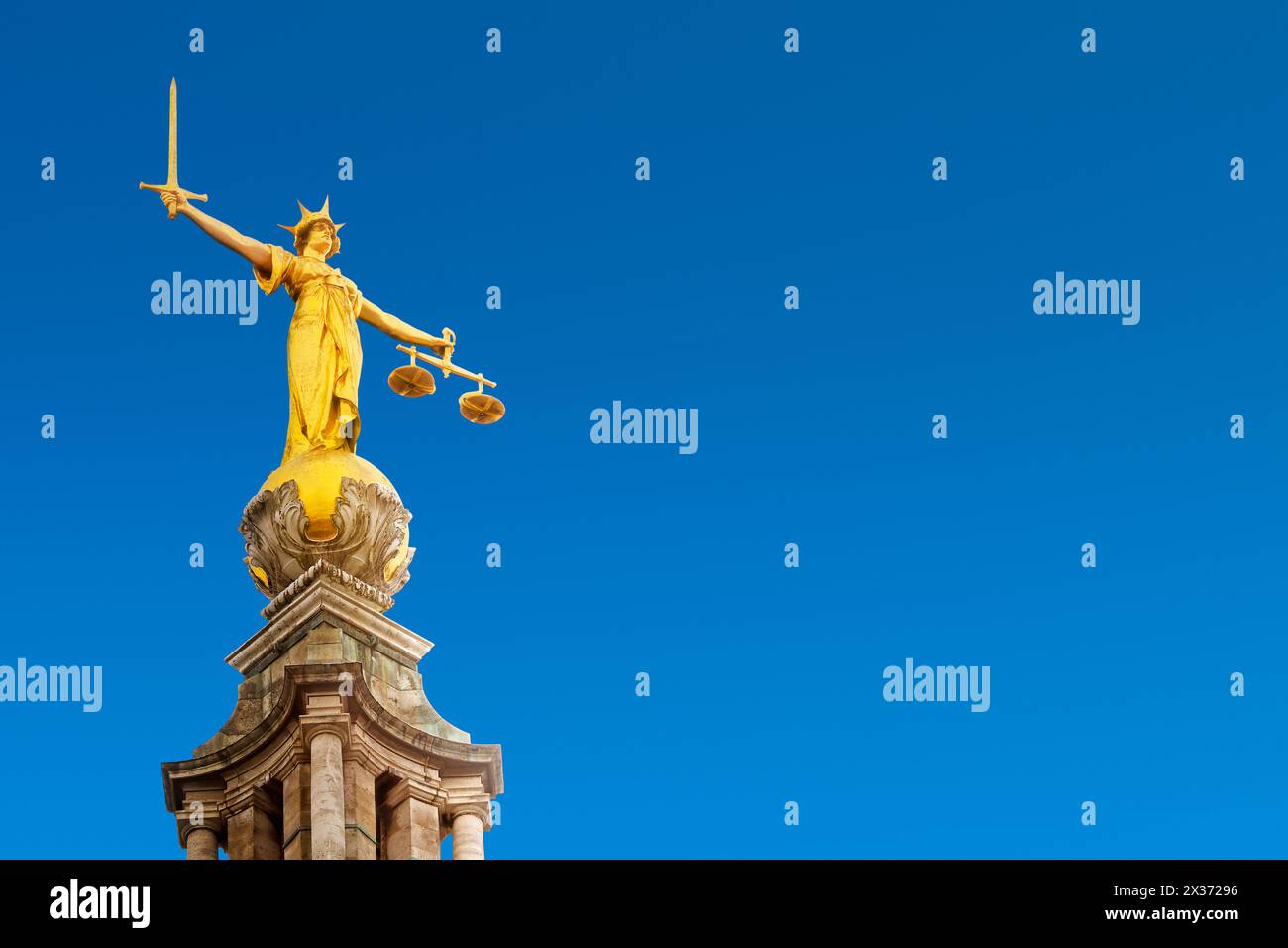 Statua della Lady Justice sull'Old Bailey, Corte penale Centrale, Londra, Regno Unito Foto Stock