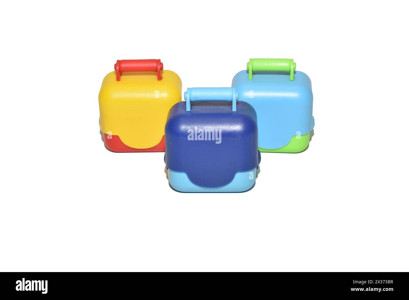 Scatole per bambini in plastica per giocattoli. I cassetti sono dipinti in colori diversi. Foto Stock