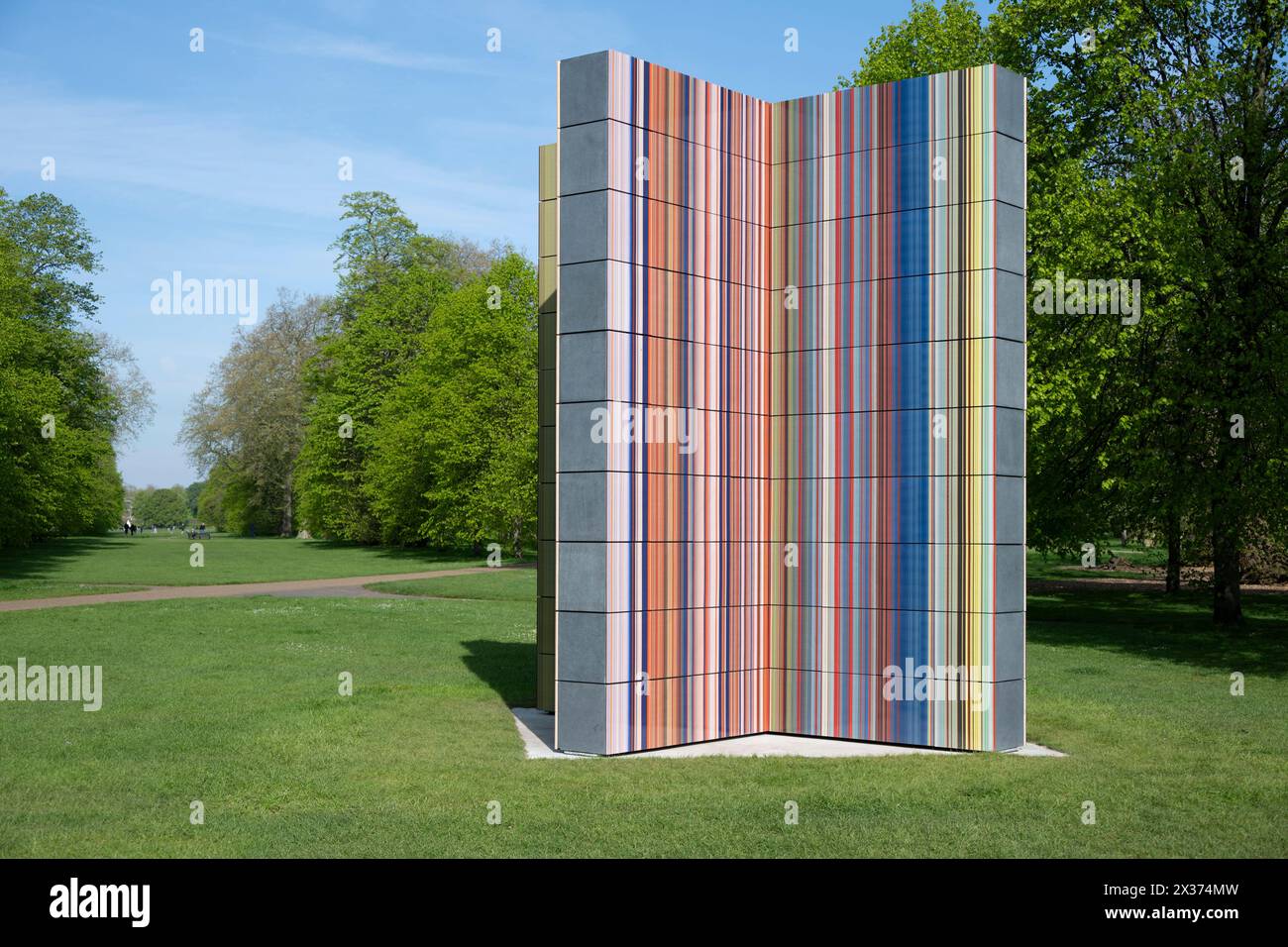 Kensington Gardens, Londra, Regno Unito. 25 aprile 2024. Serpentine e i Parchi reali sono lieti di annunciare l'inaugurazione di una nuova scultura su larga scala dell'artista tedesco Gerhard Richter (nato nel 1932, Dresda, Germania; vive e lavora a Colonia, Germania). Situata sul basamento di Serpentine South, a Kensington Gardens, LA STRIP-TOWER (2023) è installata dal 25 aprile al 27 ottobre 2024. Crediti: Malcolm Park/Alamy Live News Foto Stock