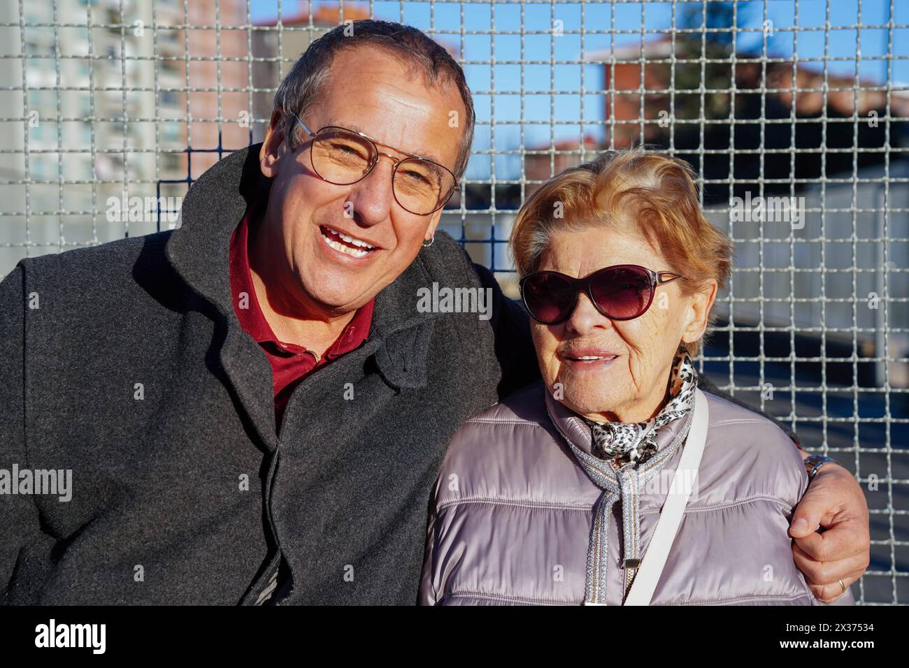 madre e suo figlio si abbracciano e parlano fuori. Una vera famiglia Foto Stock