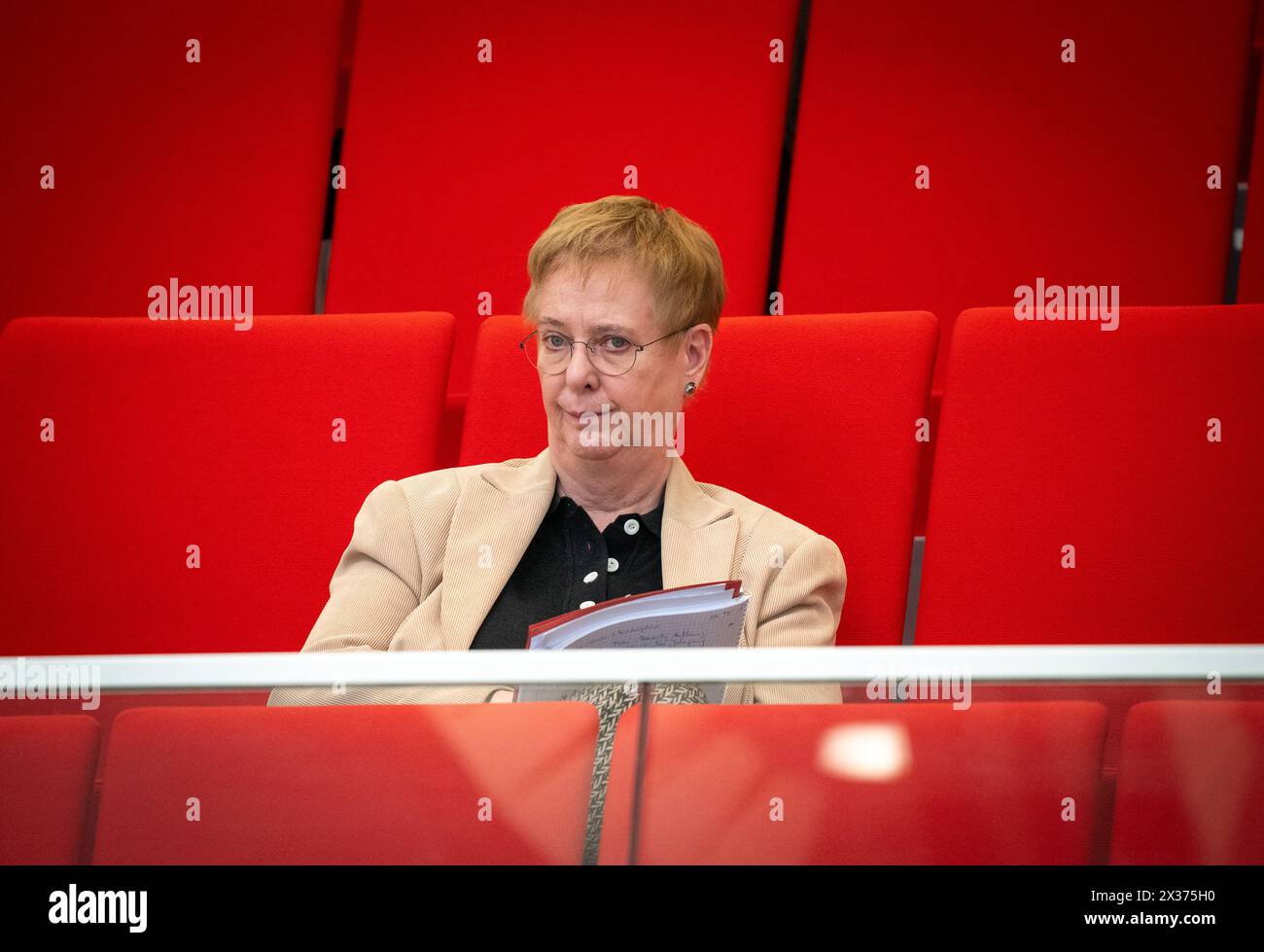 Potsdam, Germania. 25 aprile 2024. Ulrike Gutheil, responsabile del progetto per la creazione di un centro medico universitario a Cottbus, guarda dalla galleria dei visitatori durante la sessione del parlamento dello stato del Brandeburgo sul tema "Introduzione di un centro medico universitario statale nello stato del Brandeburgo". Credito: Soeren Stache/dpa/Alamy Live News Foto Stock