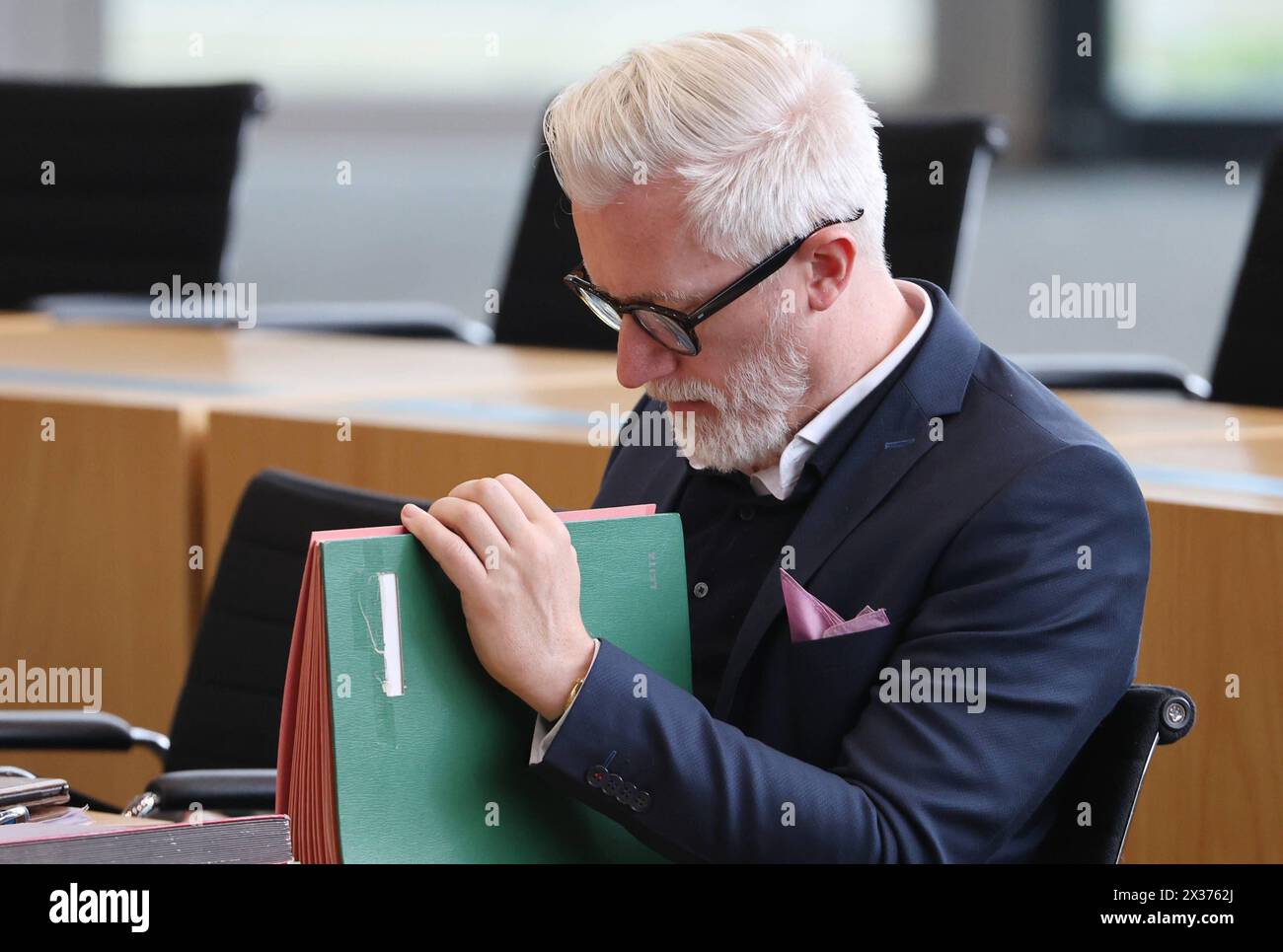 Plenum Thueringer Landtag 24.04.2024, Erfurt, Thueringer Landtag, Plenarsaal, 132. Plenarsitzung / Sondersitzung, 1.Beratung zum Thueringer Coronamaßnahmen-Unrechtsbereinigungsgesetz / Gesetzentwurf der Fraktion der AfD im Bild: Minister für Kultur, Bundes- und Europaangelegenheiten und Chef der Staatskanzlei Prof. 2024 sessione plenaria 132 sessione speciale, 1 consultazione sulla legge Turingia sulle misure ingiustificate della corona bozza di legge del parliame dell'AfD Foto Stock