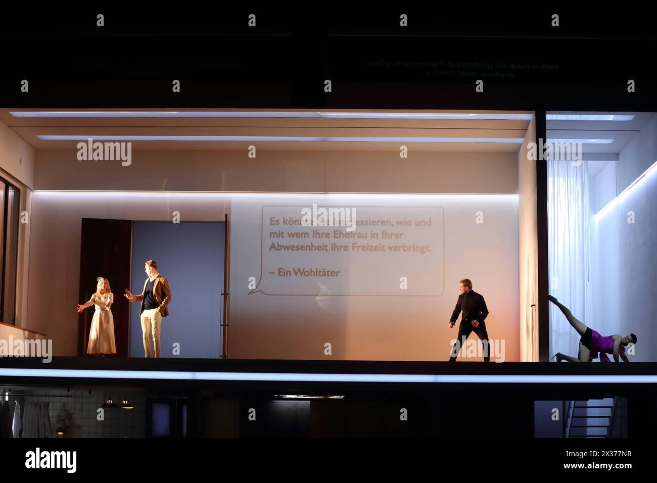 Nadja Mchantaf als Gräfin Almaviva, Hubert Zapterior als Graf Almaviva, Nikita Elenev als Der junge Mann und Georgy Kudrenko als Cherubino, v.l., während der Fotoprobe für le nozze di Figaro in der Komischen Oper im Schillertheater a Berlino, 24. Aprile 2024. // Opera buffa in vier Akten von Wolfgang Amadeus Mozart. Musikalische Leitung James Gaffigan. Inszenierung, Bühne und Kostüme Kirill Serebrennikov. Premiere AM 27. Aprile 2024. Komische Oper Berlin le nozze di Figaro *** Nadja Mchantaf nel ruolo della Contessa Almaviva , Hubert Zapterior nel ruolo del Conte Almaviva , Nikita Elenev nel ruolo del giovane e Georgy Kudre Foto Stock