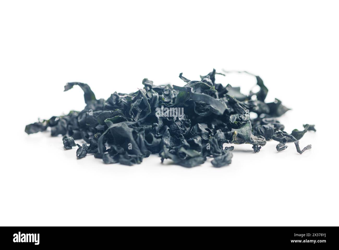 Alghe wakame essiccate isolate su sfondo bianco. Foto Stock