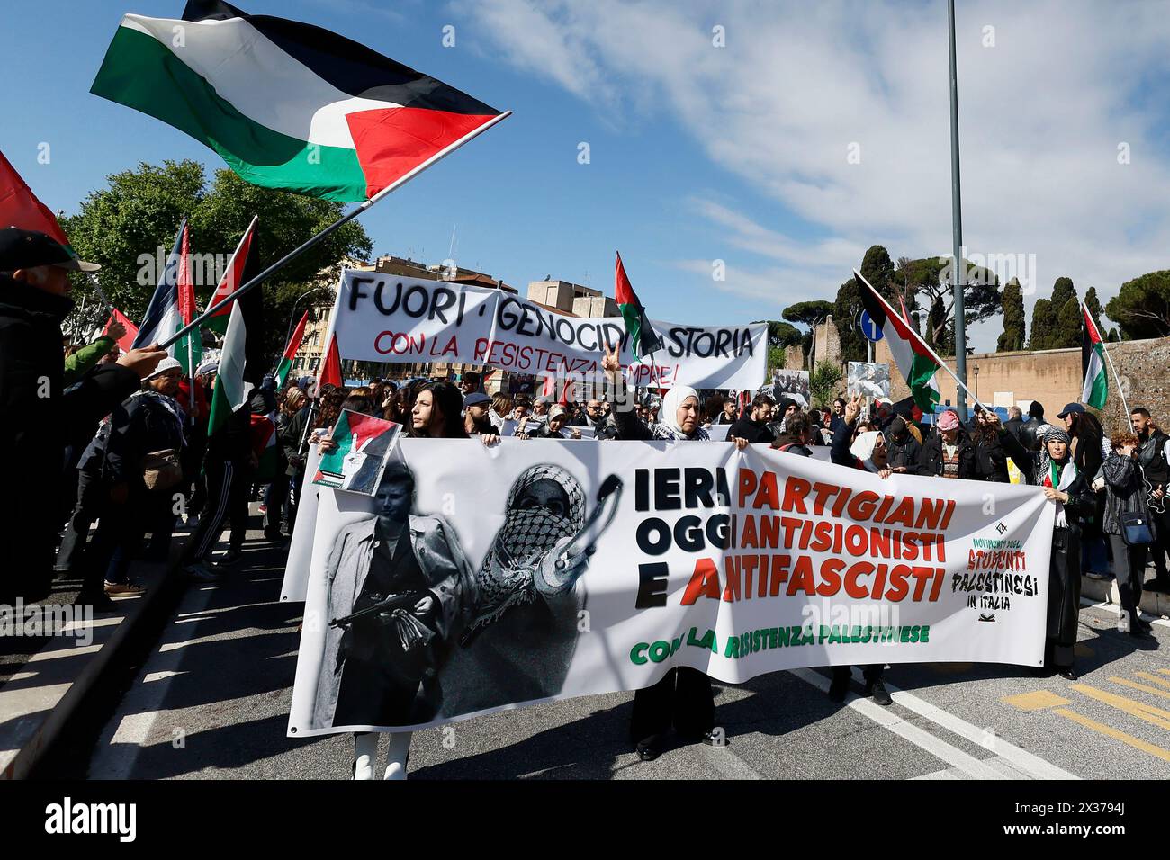 Roma, Italia. 25 aprile 2024. Festa nazionale della liberazione, contestazione delle bandiere israeliane portate dalla brigata ebraica da parte delle comunitˆ palestinesi in Italia e di attivisti pro Palestina - Cronaca - Roma, Italia - Gioved“ 25, aprile 2024 (foto Cecilia Fabiano/LaPresse) Festa Nazionale della Liberazione, protesta contro le bandiere israeliane trasportate dalla brigata ebraica dalle comunità palestinesi in Italia e dagli attivisti filo-palestinesi- News - Roma, Italia - giovedì 25 aprile 2024 (foto Cecilia Fabiano/LaPresse) crediti: LaPresse/Alamy Live News Foto Stock