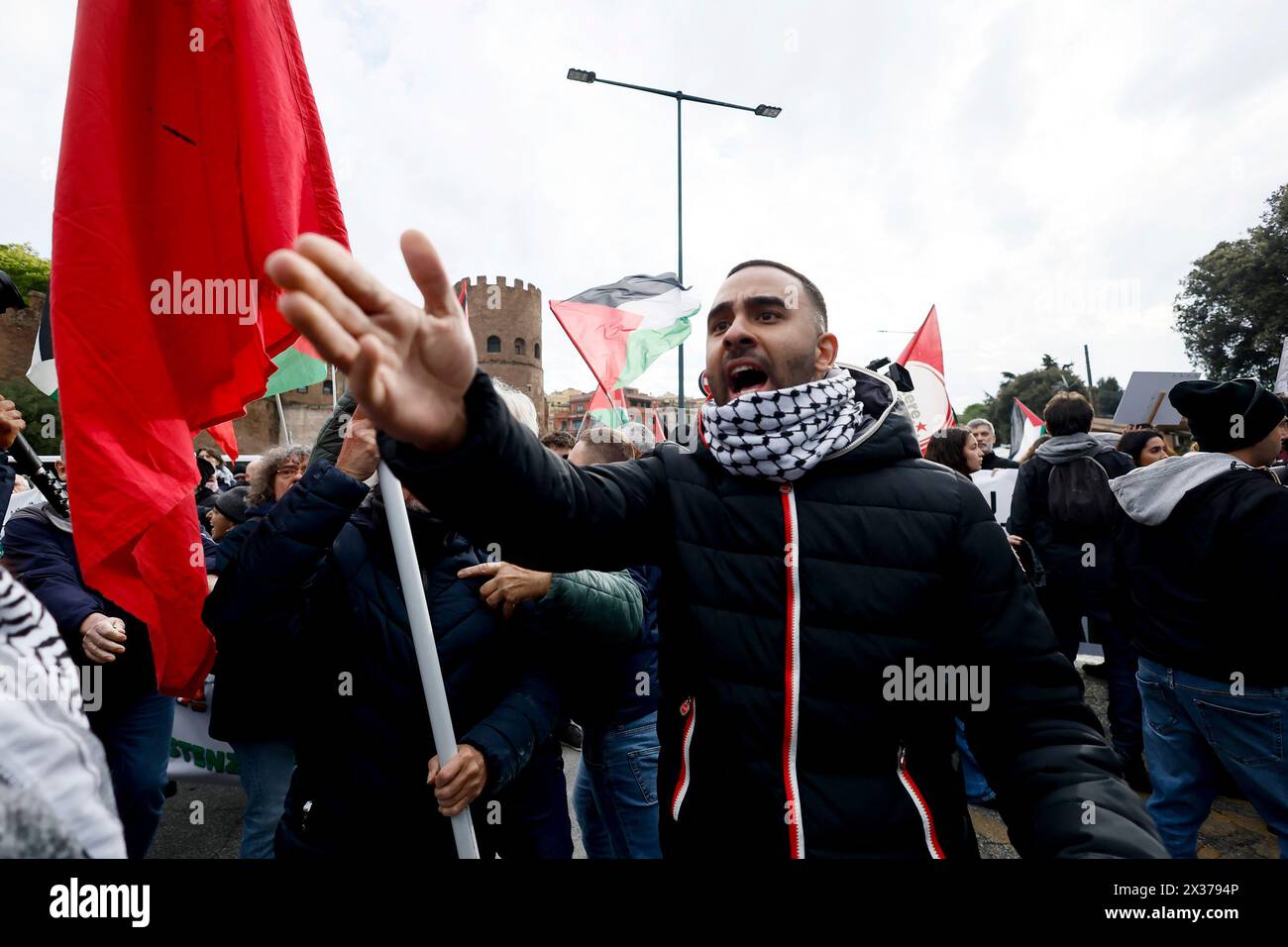 Roma, Italia. 25 aprile 2024. Festa nazionale della liberazione, contestazione delle bandiere israeliane portate dalla brigata ebraica da parte delle comunitˆ palestinesi in Italia e di attivisti pro Palestina - Cronaca - Roma, Italia - Gioved“ 25, aprile 2024 (foto Cecilia Fabiano/LaPresse) Festa Nazionale della Liberazione, protesta contro le bandiere israeliane trasportate dalla brigata ebraica dalle comunità palestinesi in Italia e dagli attivisti filo-palestinesi- News - Roma, Italia - giovedì 25 aprile 2024 (foto Cecilia Fabiano/LaPresse) crediti: LaPresse/Alamy Live News Foto Stock