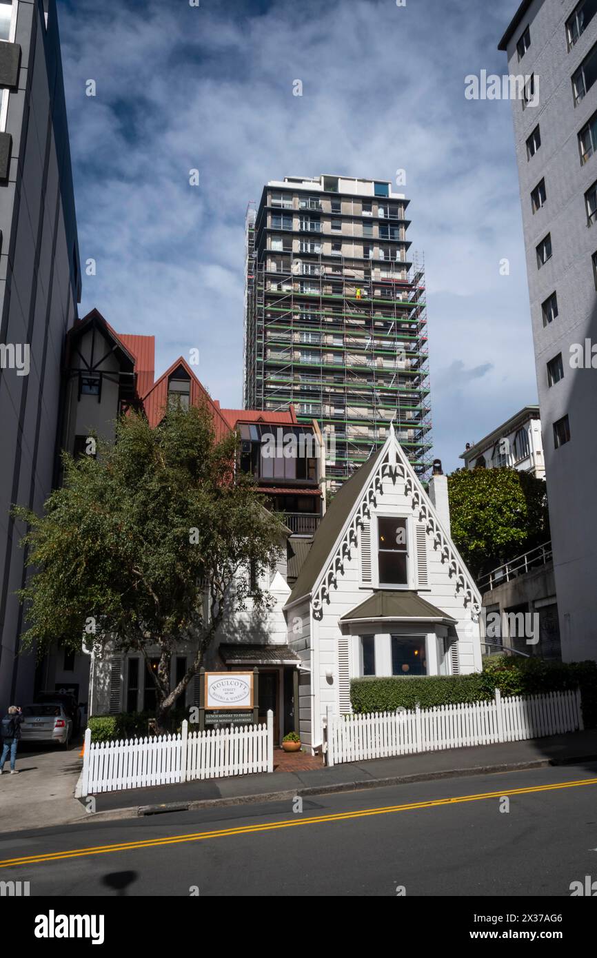 Plimmer House, circondata da edifici alti, Wellington, North Island, nuova Zelanda Foto Stock