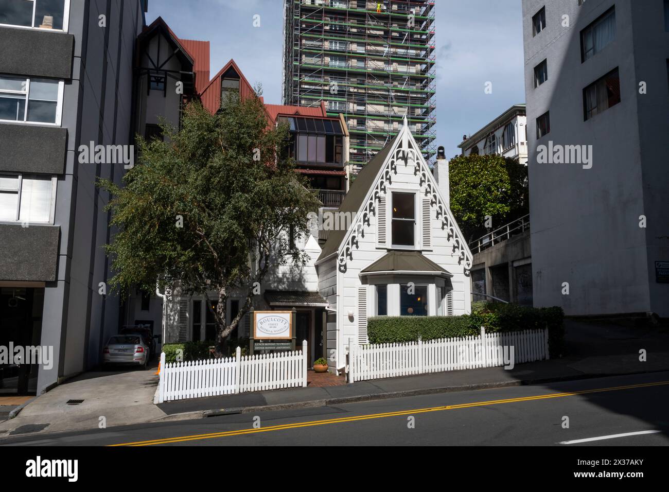 Plimmer House, circondata da edifici alti, Wellington, North Island, nuova Zelanda Foto Stock