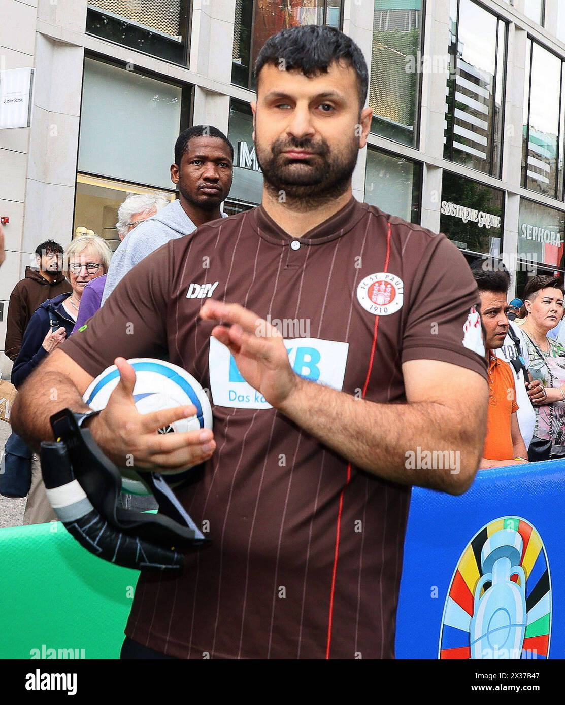 Hamburg Serdal l Celebi- Blinder Fussballspieler manca un anno ad Amburgo: In einem Jahr startet die Fußball-Europameisterschaft 2024 in genau einem Jahr findet am 16. Juni 2024 im Rahmen der UEFA EURO 2024 das erste Spiel am Austragungsort Hamburg statt. Un anno prima della guerra daher das motto einer Aktion anlässlich des Active City Days am heutigen Freitag. Die Hamburgerinnen und Hamburger konnten mit prominentre Beteiligung auf einer Aktionsfläche am Mönckebergbrunnen 365 Torschüsse abgeben und somit den Countdown für die EURO starten. Ad Amburgo werden in einem Jahr vier Vorrundenspiele und ei Foto Stock