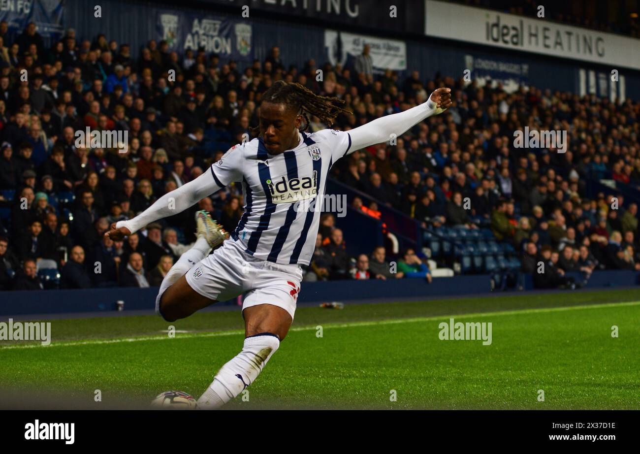 Il giocatore del West Brom, Thomas-Asante, fa un lungo colpo in porta. West Bromwich Albion vs. Rotherham Utd. Gli Hawthorns, West Brom. 10 aprile 2024. Foto Stock