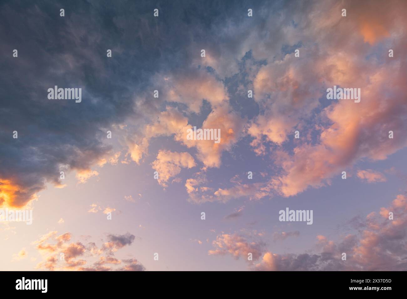 Panorama di cielo nuvoloso con tramonto arancione e sole luminoso. Un modello di energia positiva da sogno per un paradiso senza fine rilassante. Guardate l'alba estiva di Freedom Foto Stock