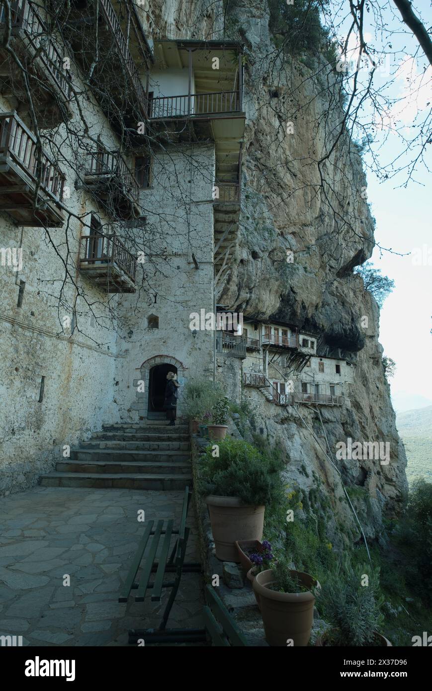 Ingresso al Moni Agiou Ioanni Prodromou/Monastero di San Giovanni Battista vicino a Stemnitsa in Grecia in primavera Foto Stock