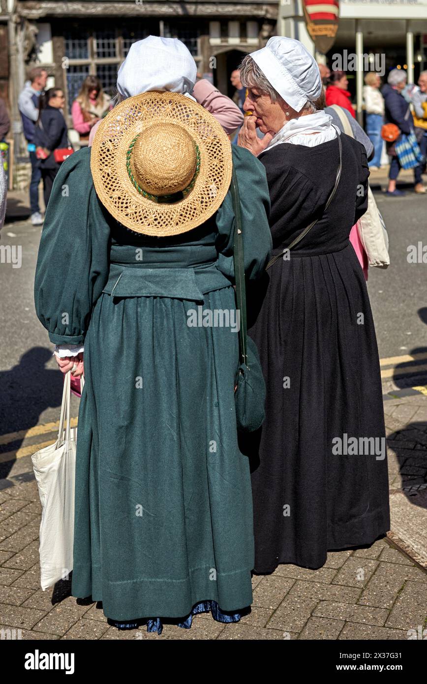 Sfilata di celebrazione di Shakespeare con gente del posto vestita in tradizionale costume Tudor Stratford Upon Avon, Inghilterra, Regno Unito, 2024 Foto Stock